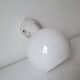 Duo d'appliques en opaline et porcelaine