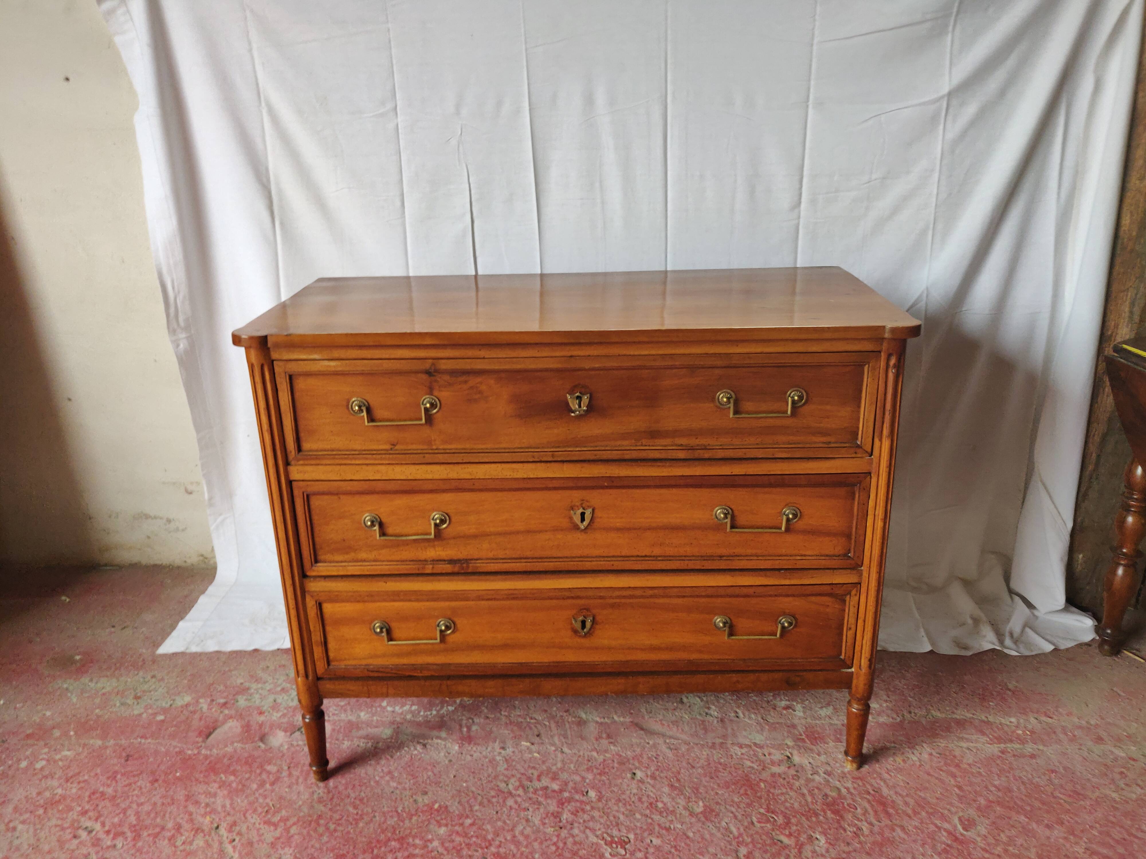Commode d'appartement style Louis XVl noyer