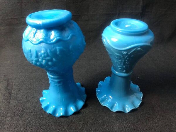 2 vases Art Nouveau en verre opalin bleu
