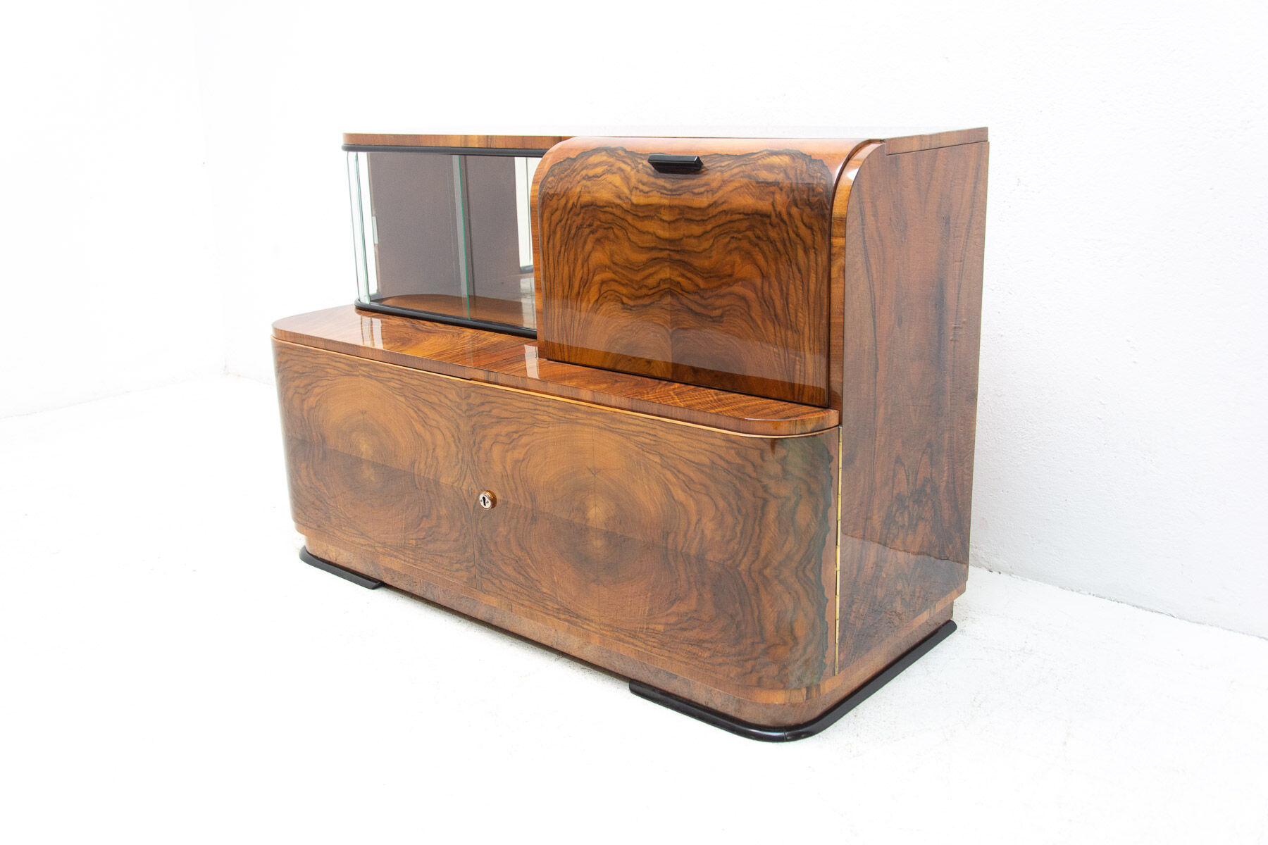 Art deco bar cabinet attribute to jindřich halabala, 1930s