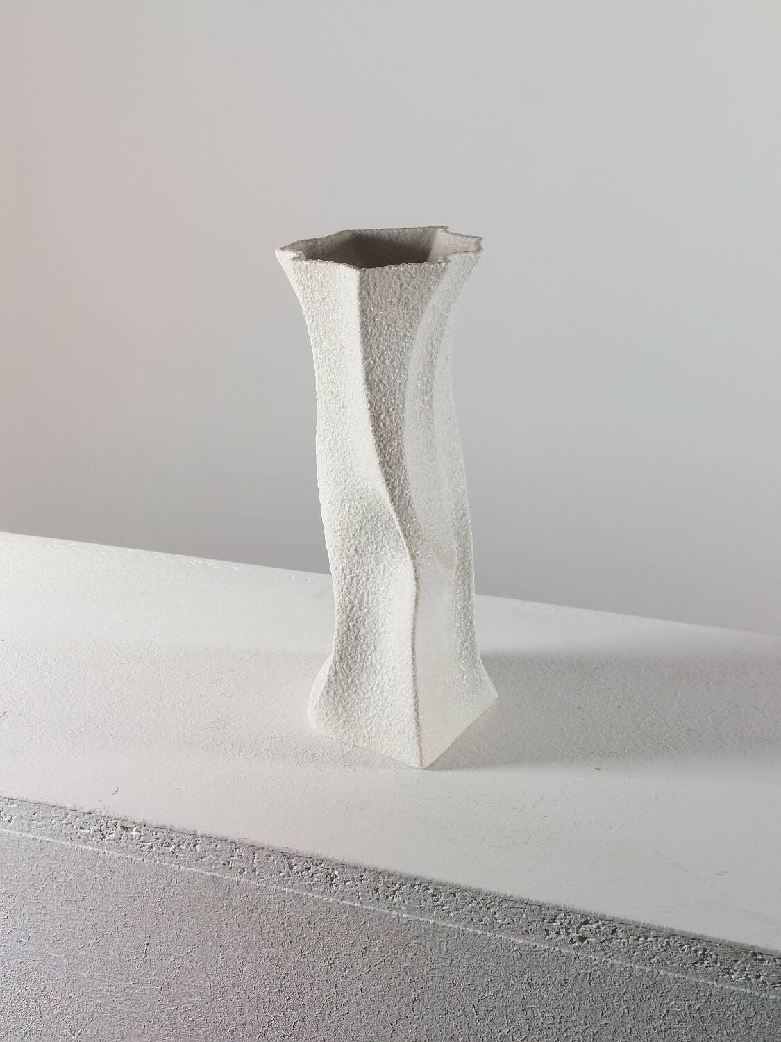 Vase en porcelaine biscuit vintage organique du milieu du siècle par Sgrafo Modern