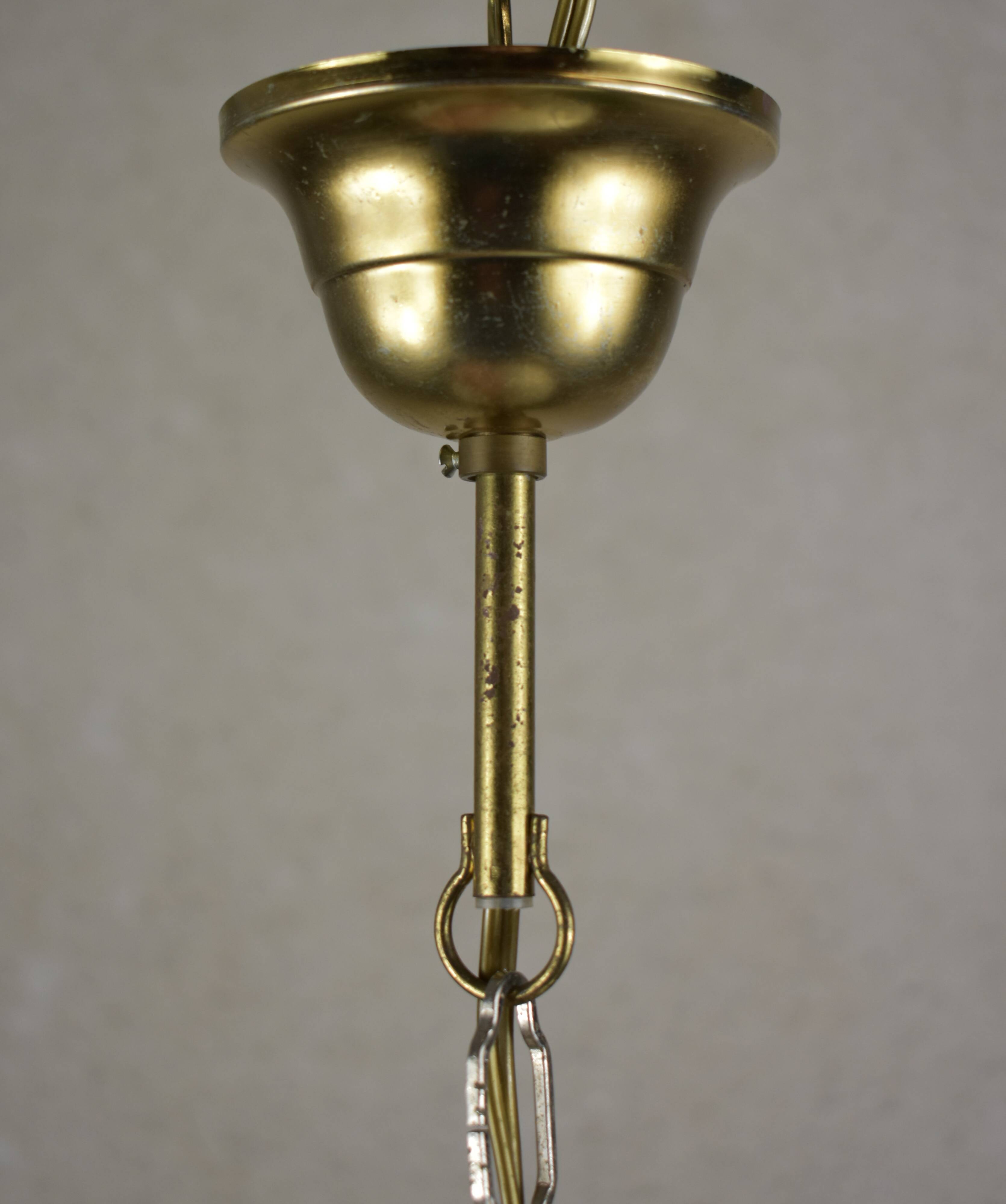 Suspension en verre blanc et motif de fleurs.