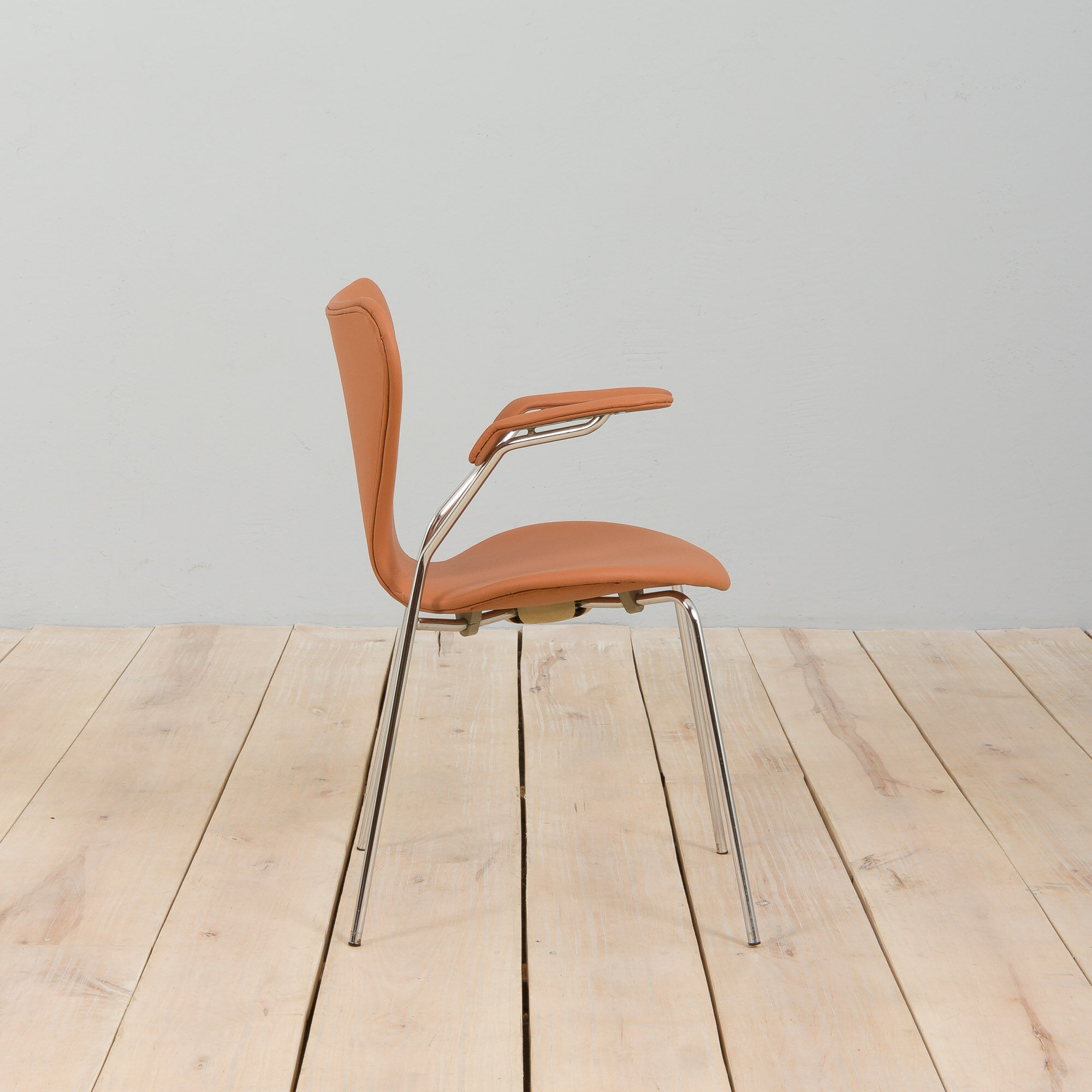 Series 7 chair model 3207 by Arne Jacobsen , Denmark 1980