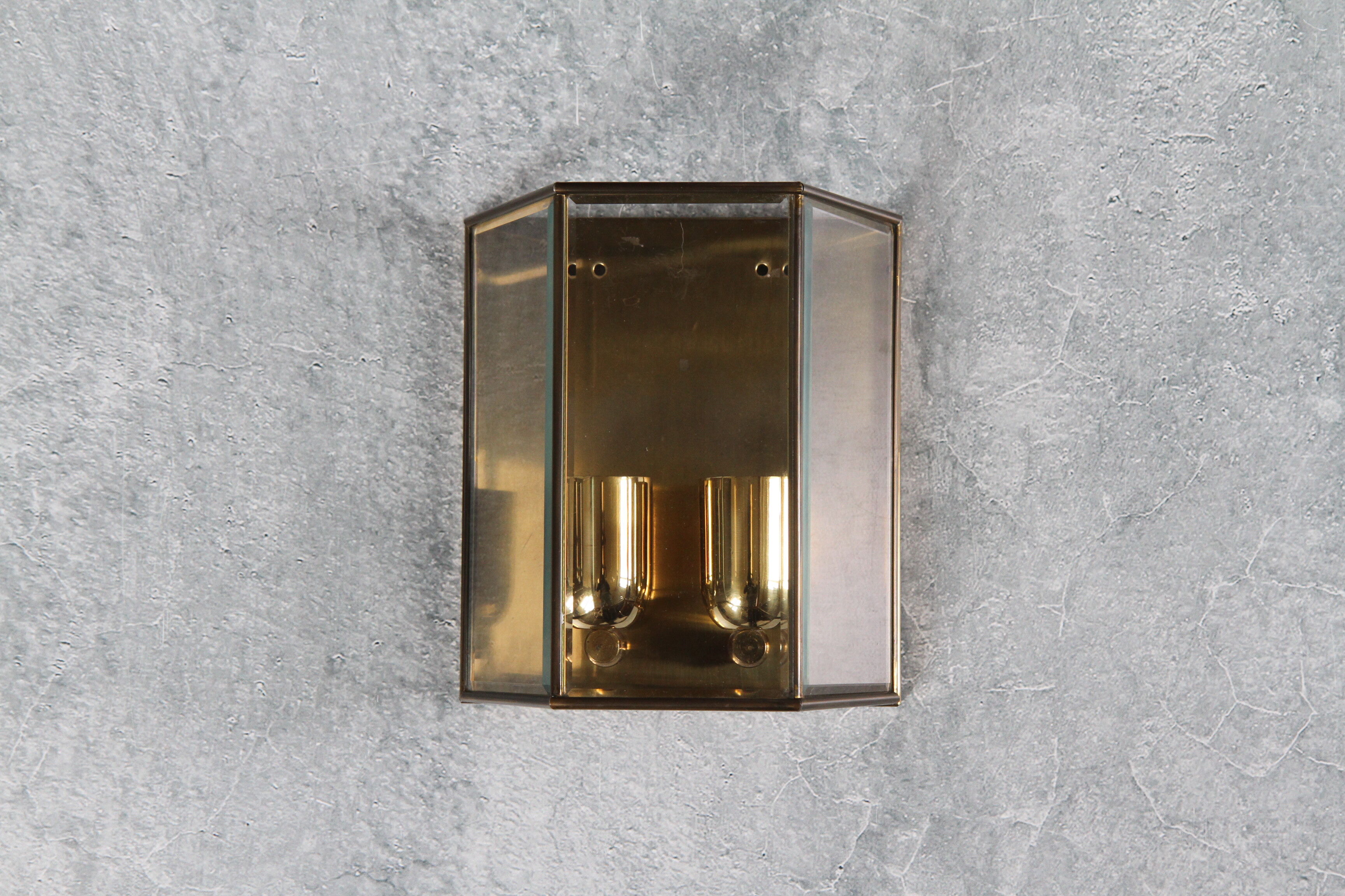 Wall sconce in brass and glass