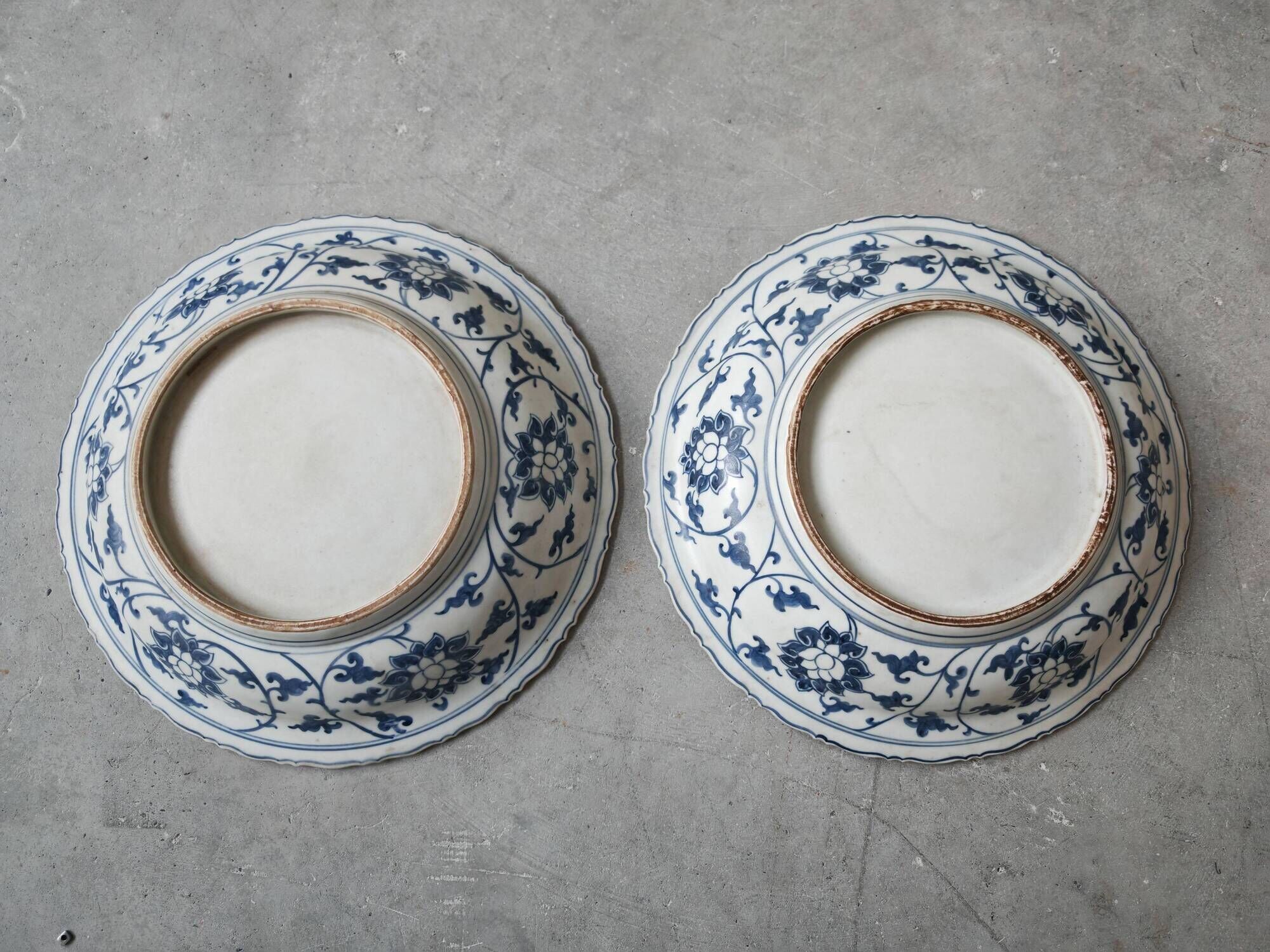 Pair of antique Chinese decorative plates with dragon motif.