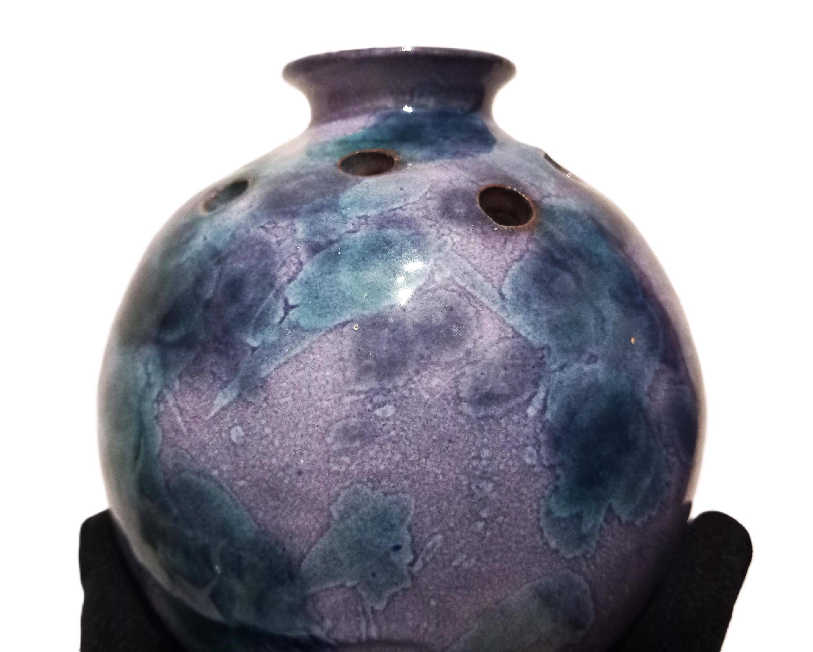 Vase boule / Pique-fleur en grès émaillé bleu violet