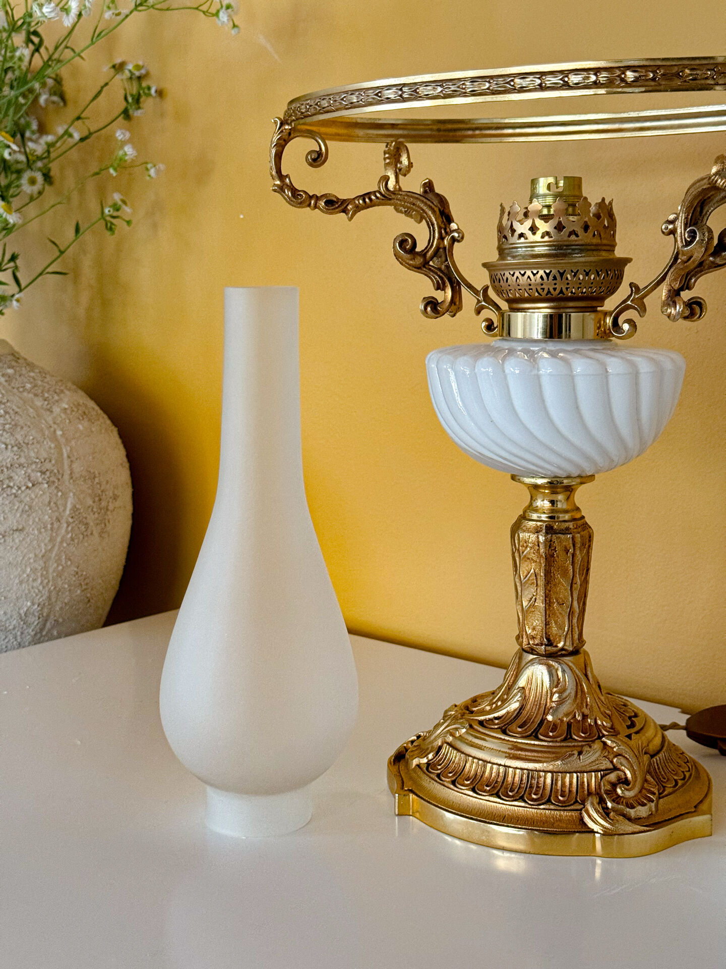 Lampe ancienne française en opaline blanche – bronze doré