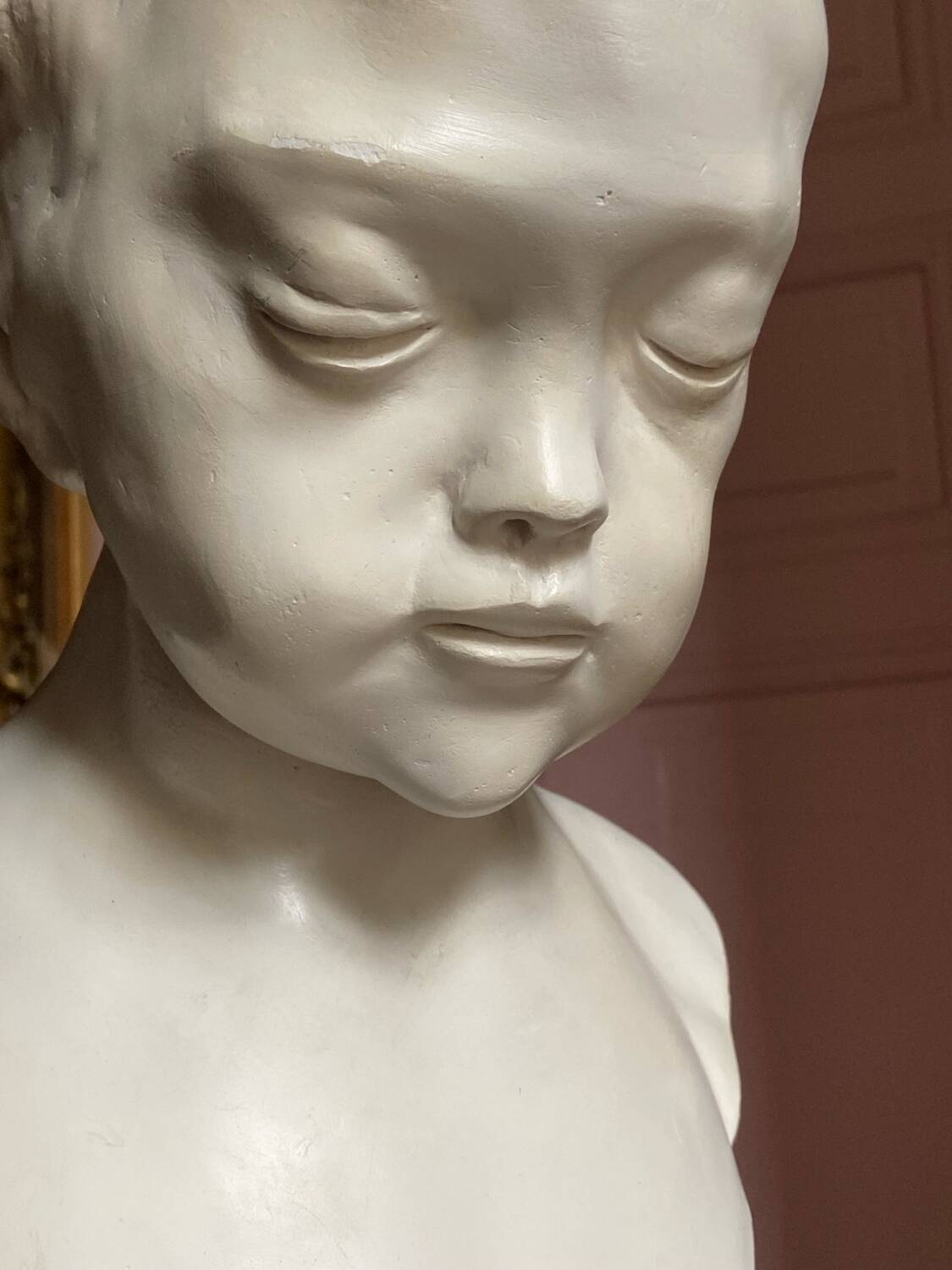 Sculpture en plâtre, buste d’enfant la boudeuse