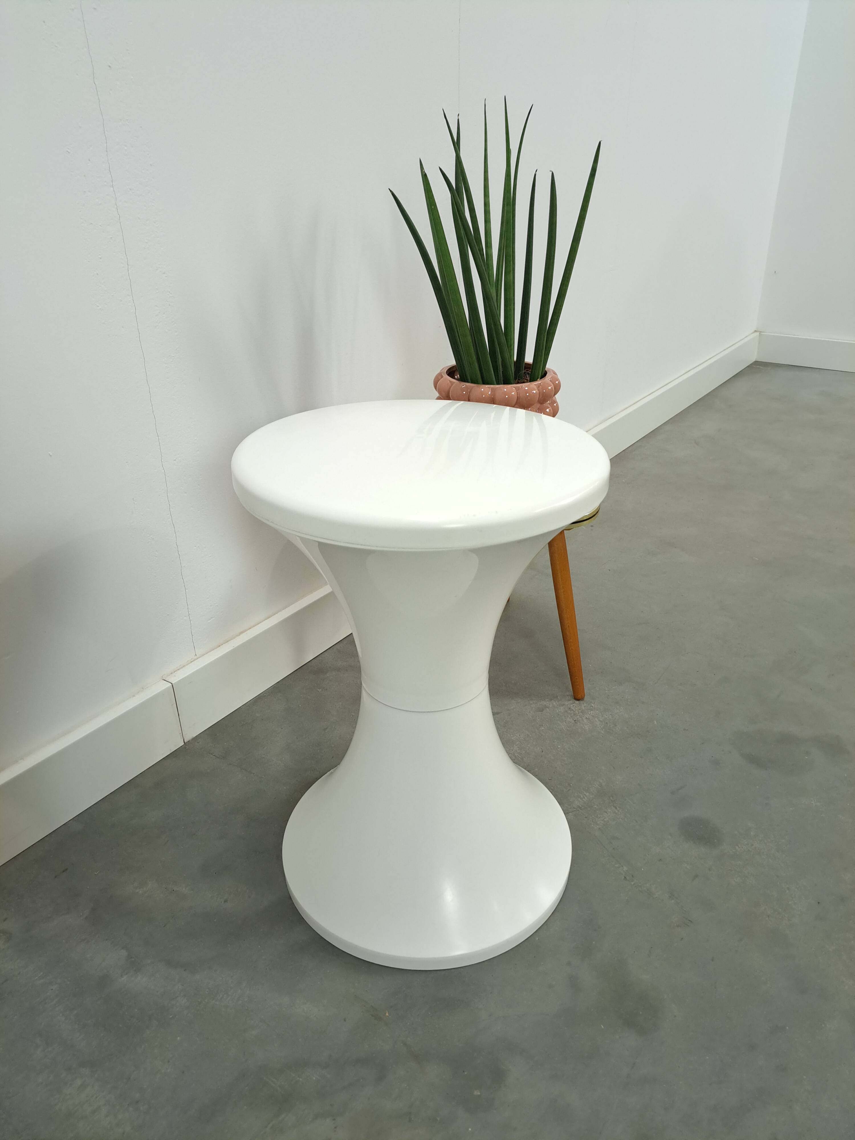 Tabouret en plastique blanc table à plantes vintage