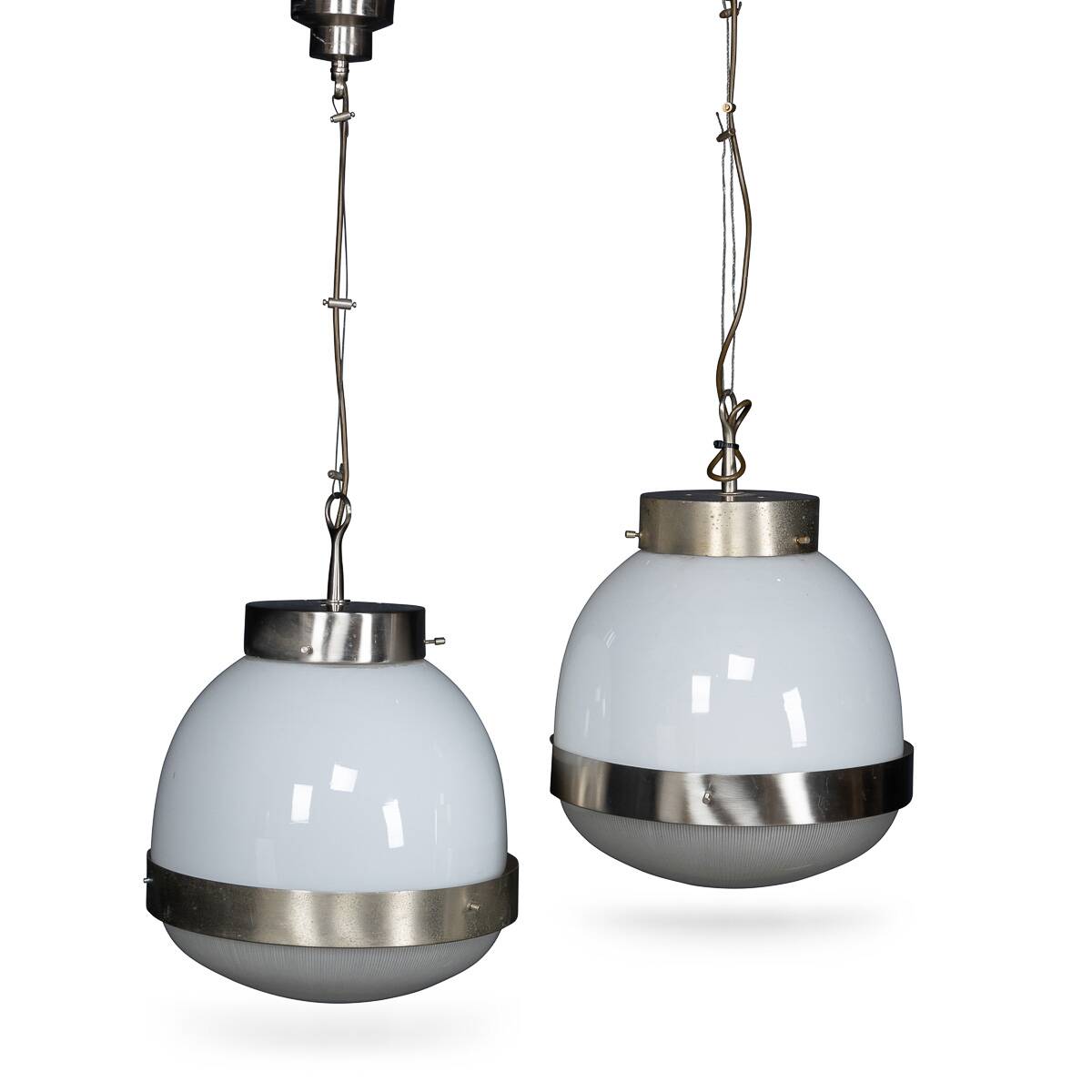 Paire de suspensions en opaline "Delta" italienne des années 1960 par Sergio Mazza.