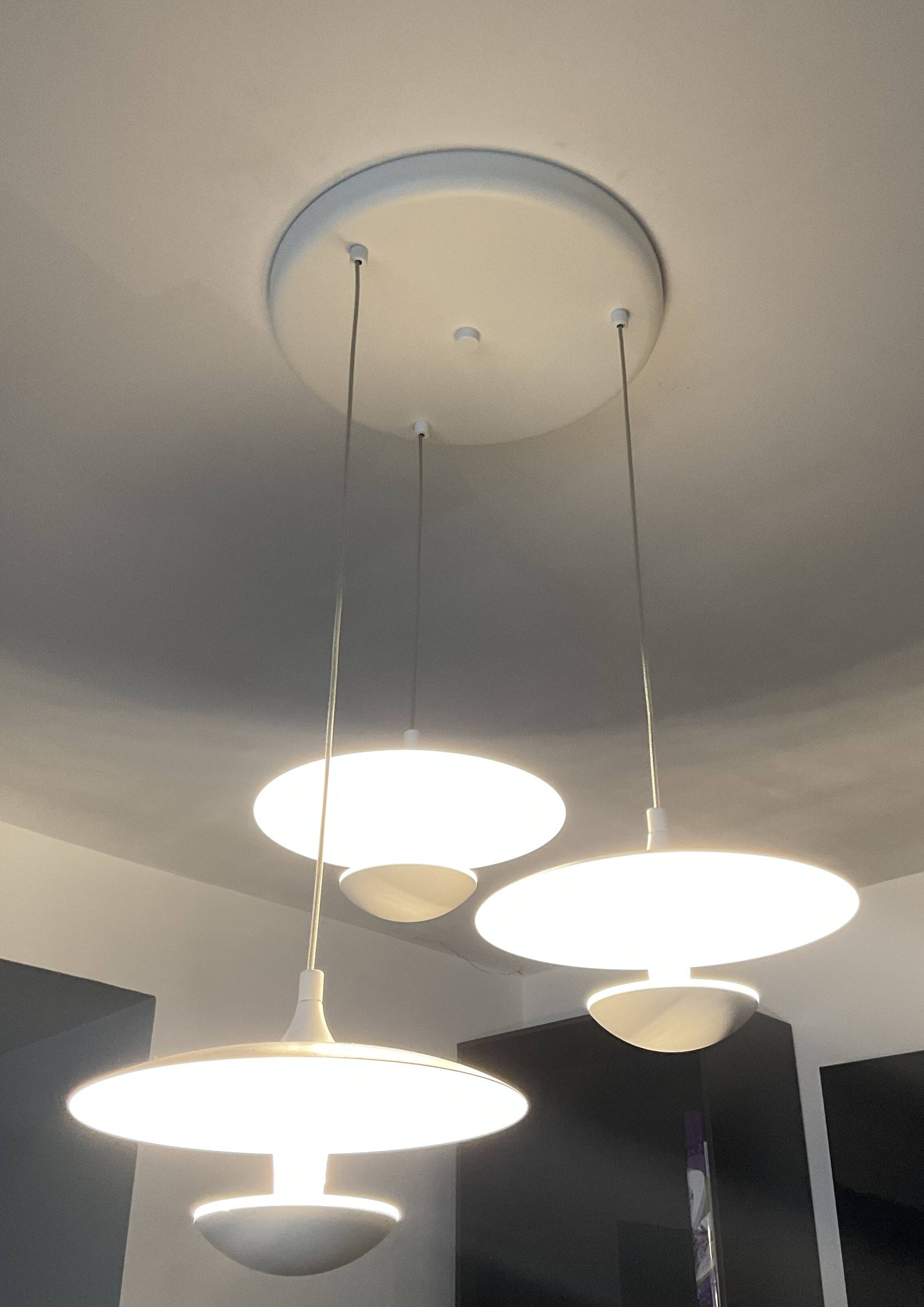 Suspension cascade design 3 white metal saucers