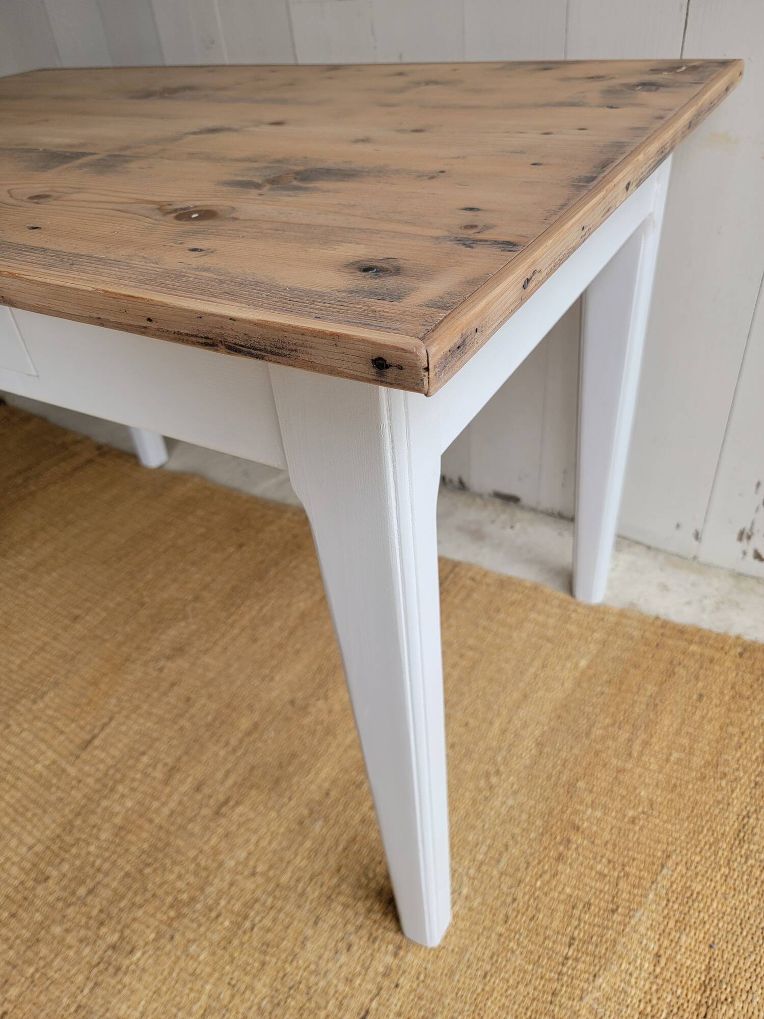 Rectangular wooden dining table - 4/6 people