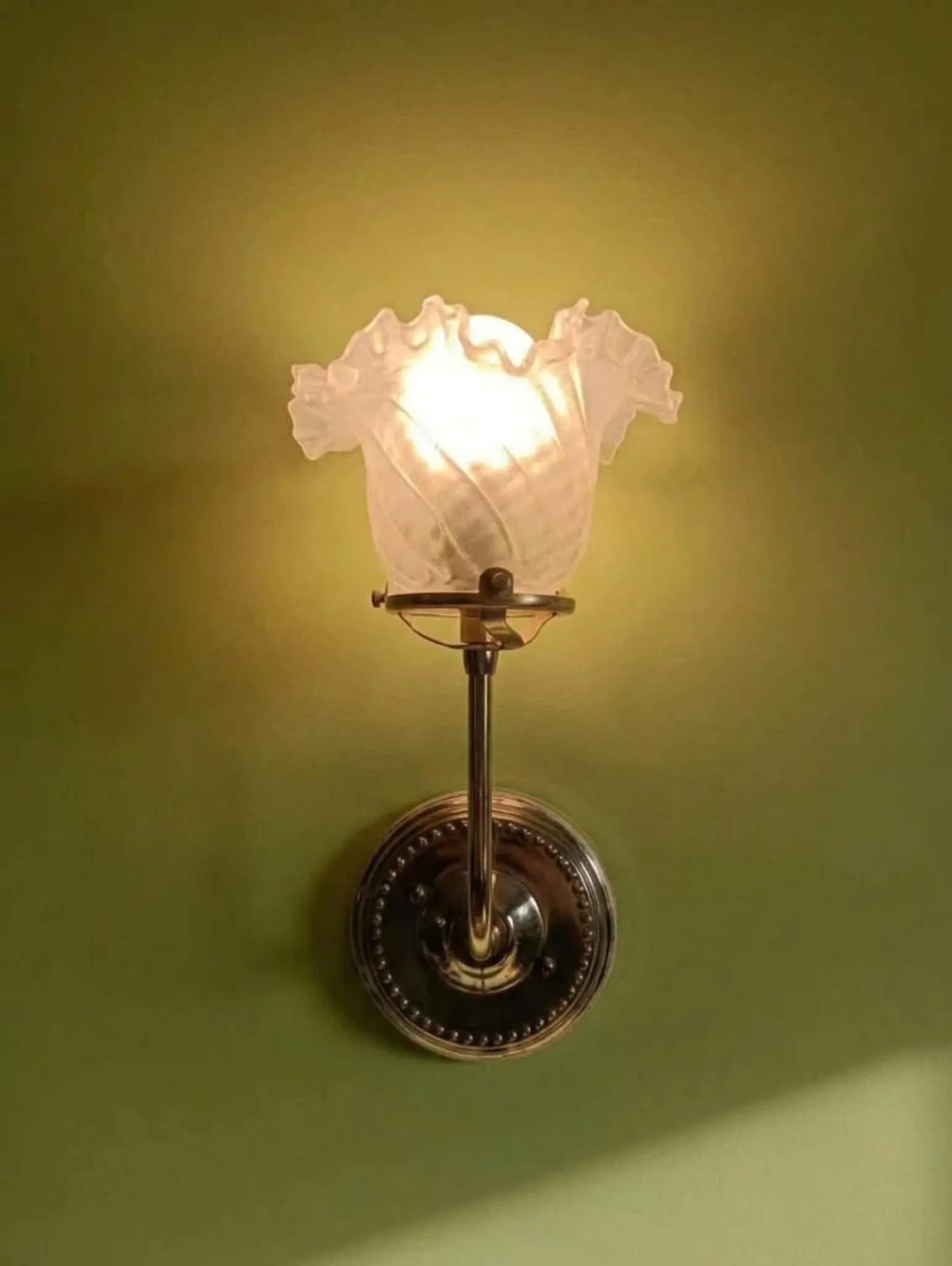 Chic retro wall light in gold brass & pink glass tulip