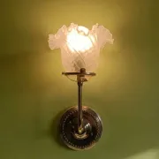 Chic retro wall light in gold brass & pink glass tulip