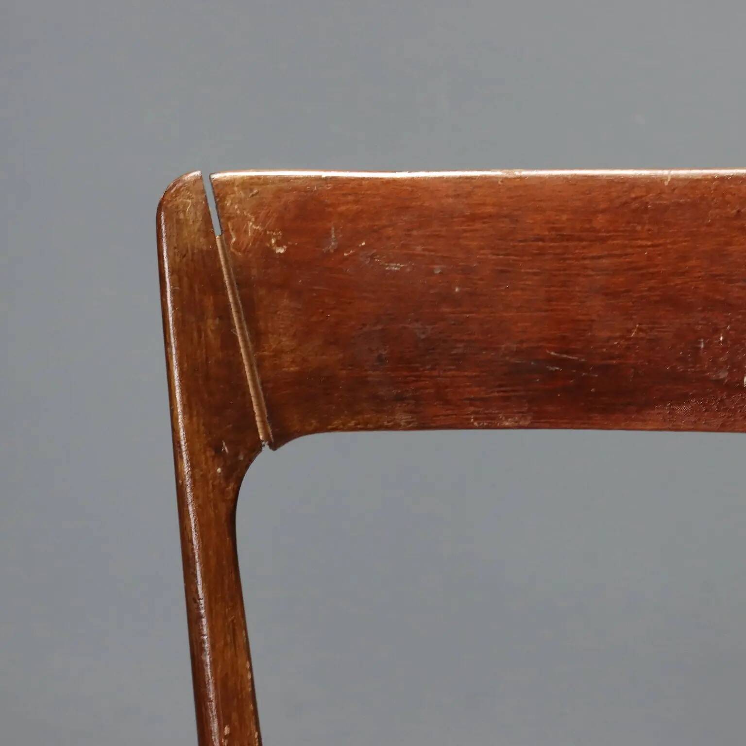 Set of 4 vintage chairs from the 1950s-60s.