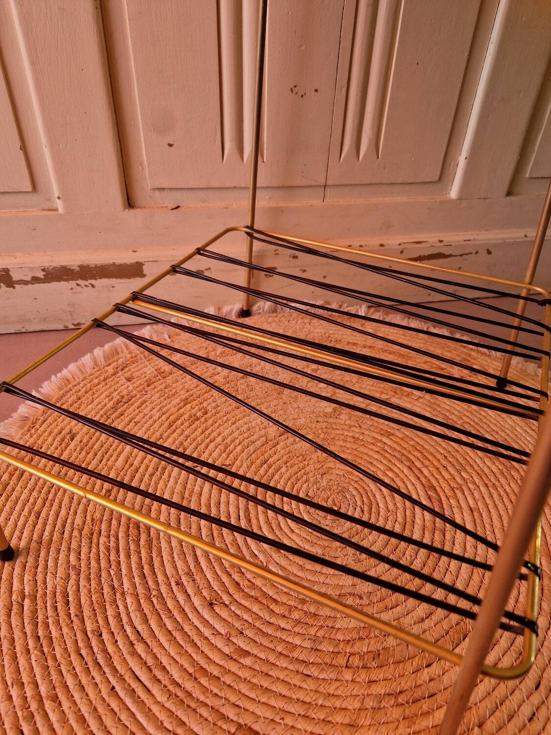 Side table in gold metal and scoubidou