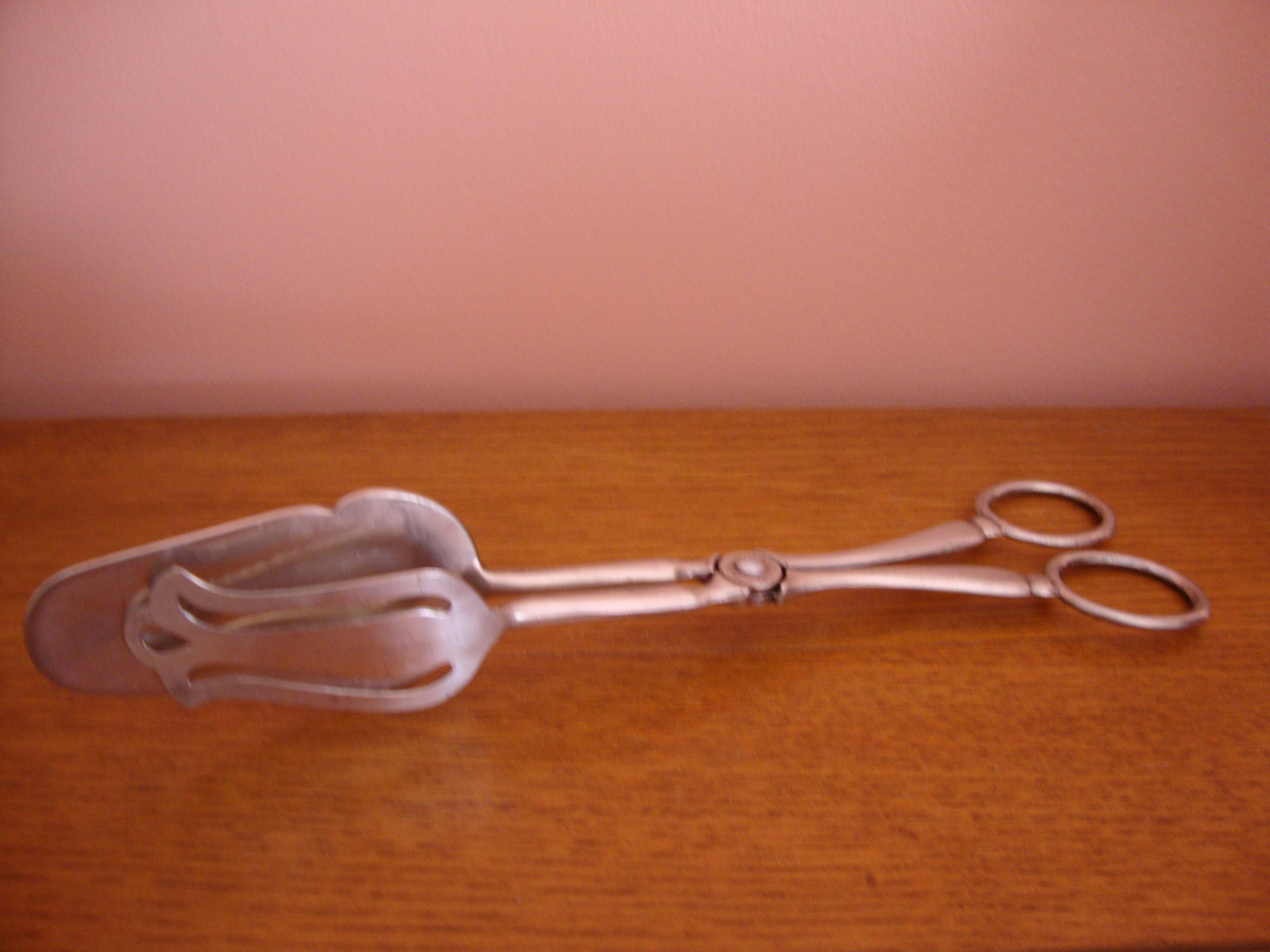 Mignardise or cake pinch