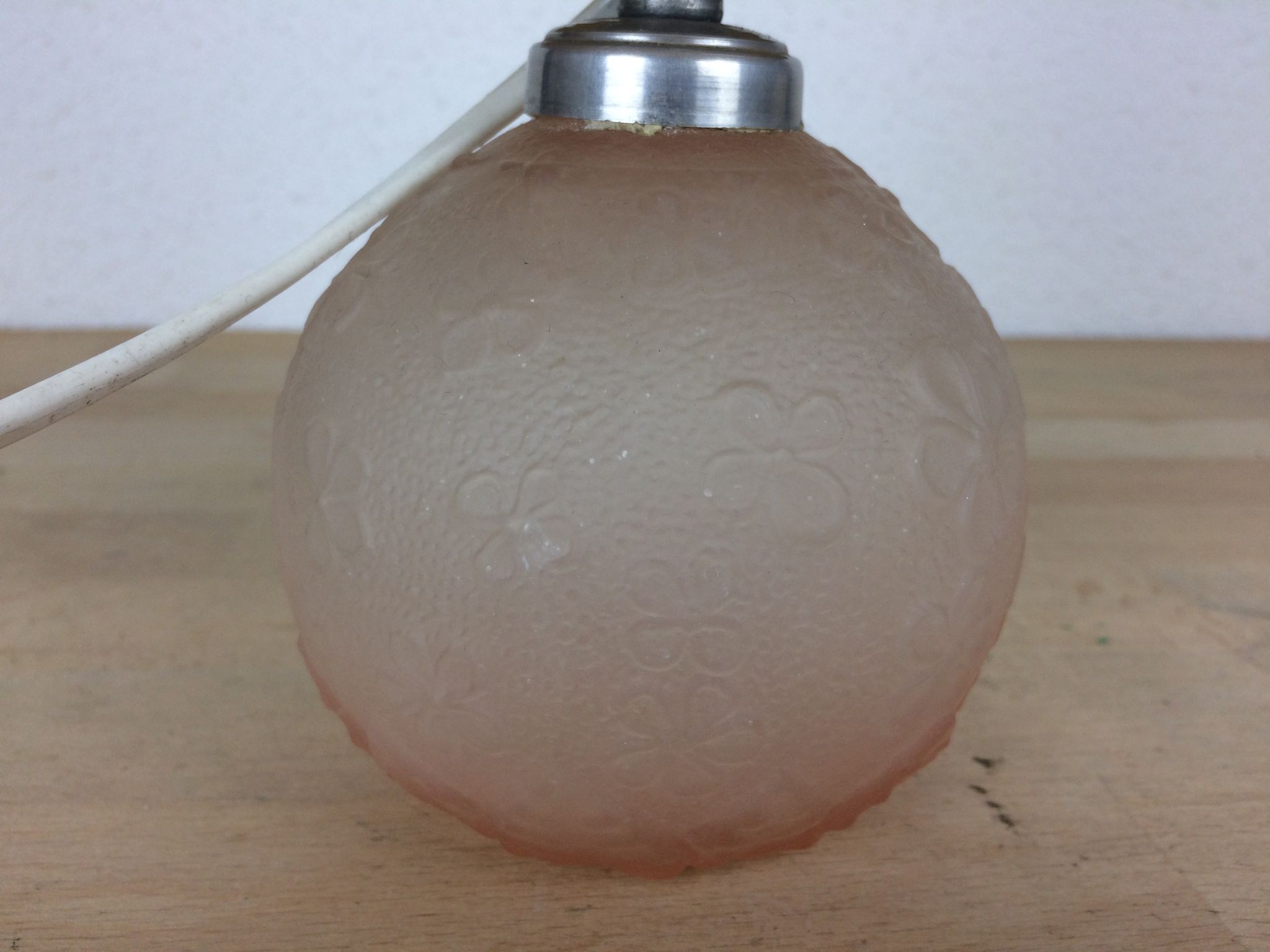 Lampe boule verre rose motif fleurs
