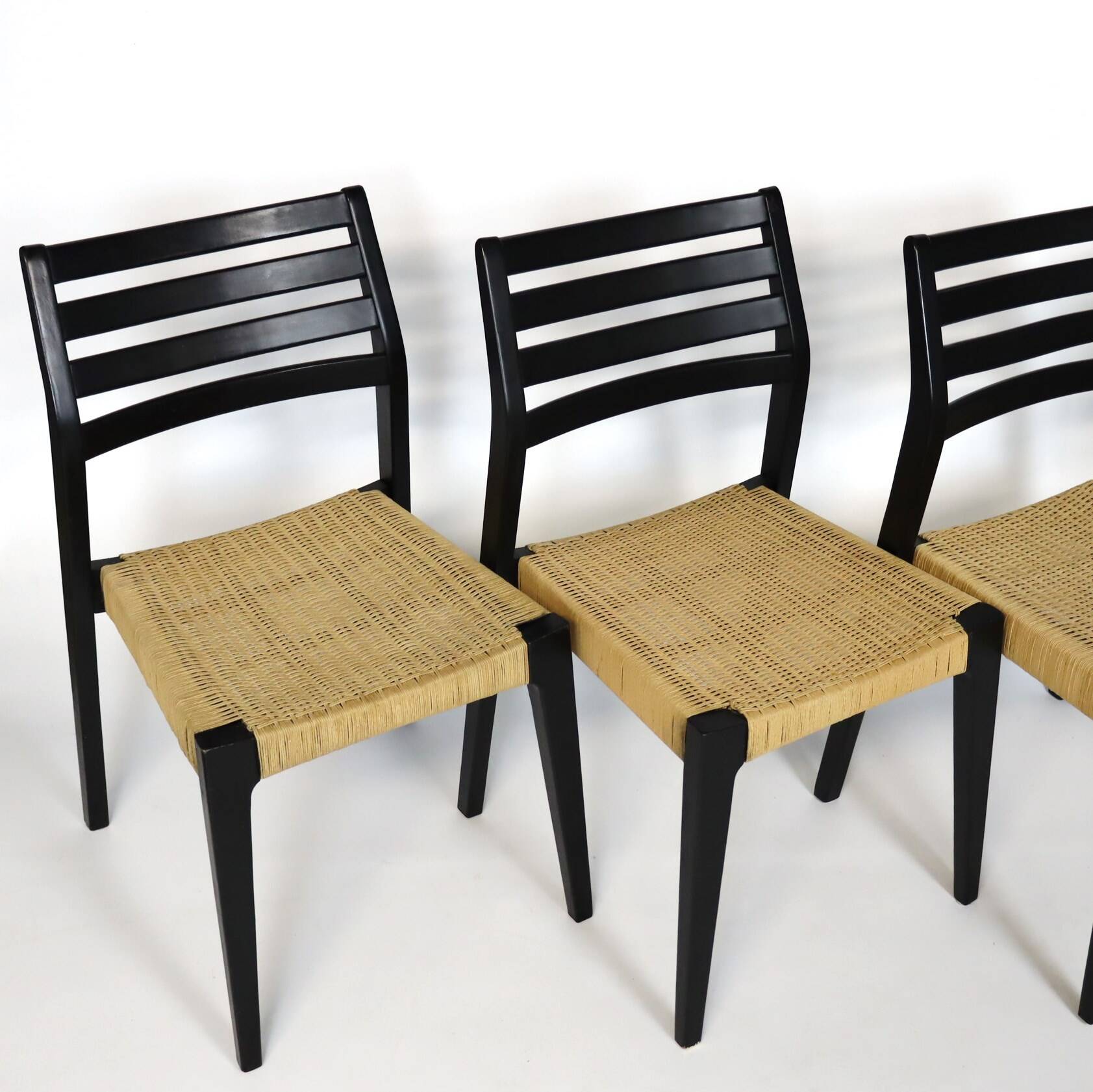 Scandinavian chairs in wood and ropes