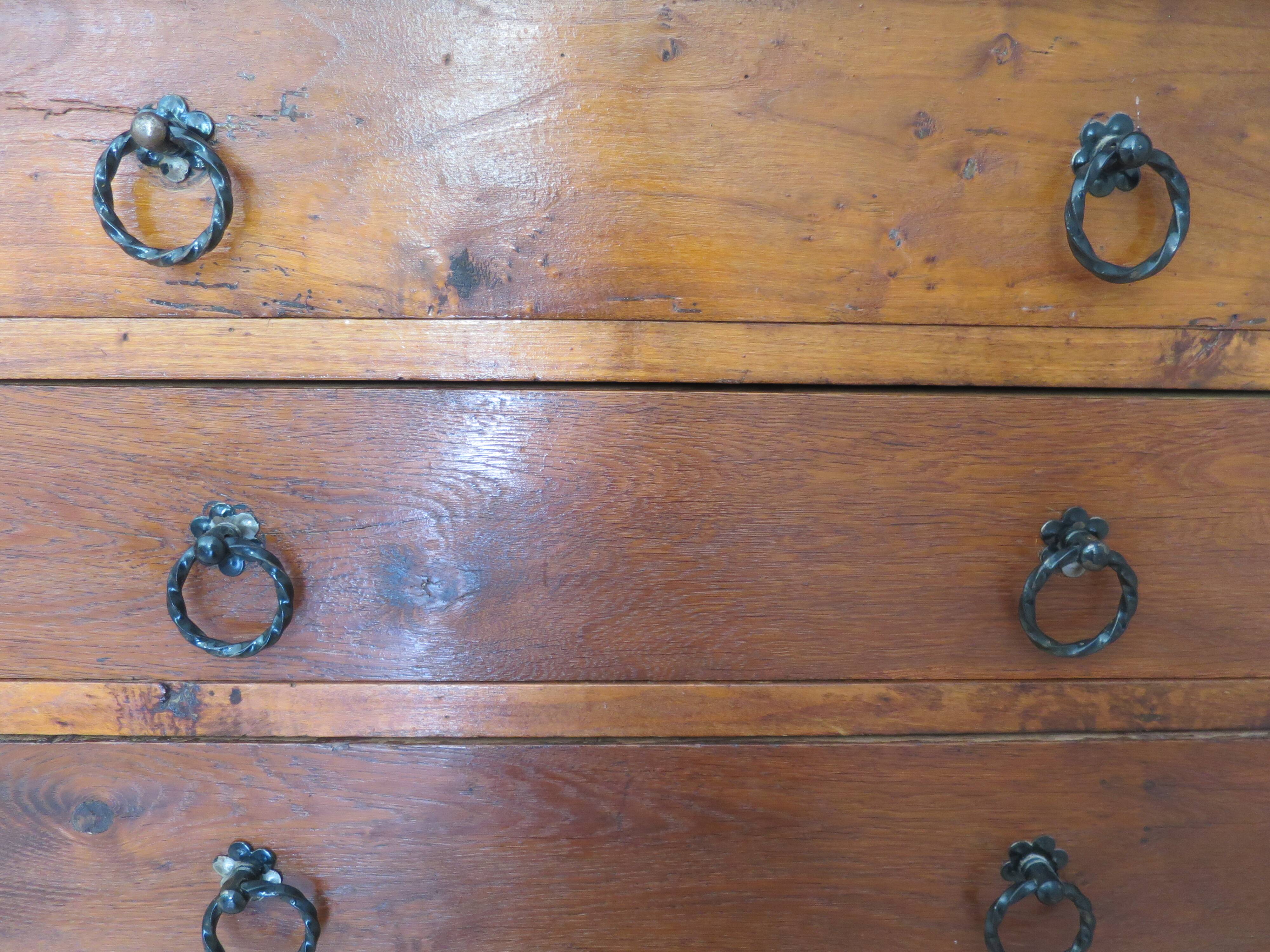 Commode 4 tiroirs en bois massif, début XXème s.