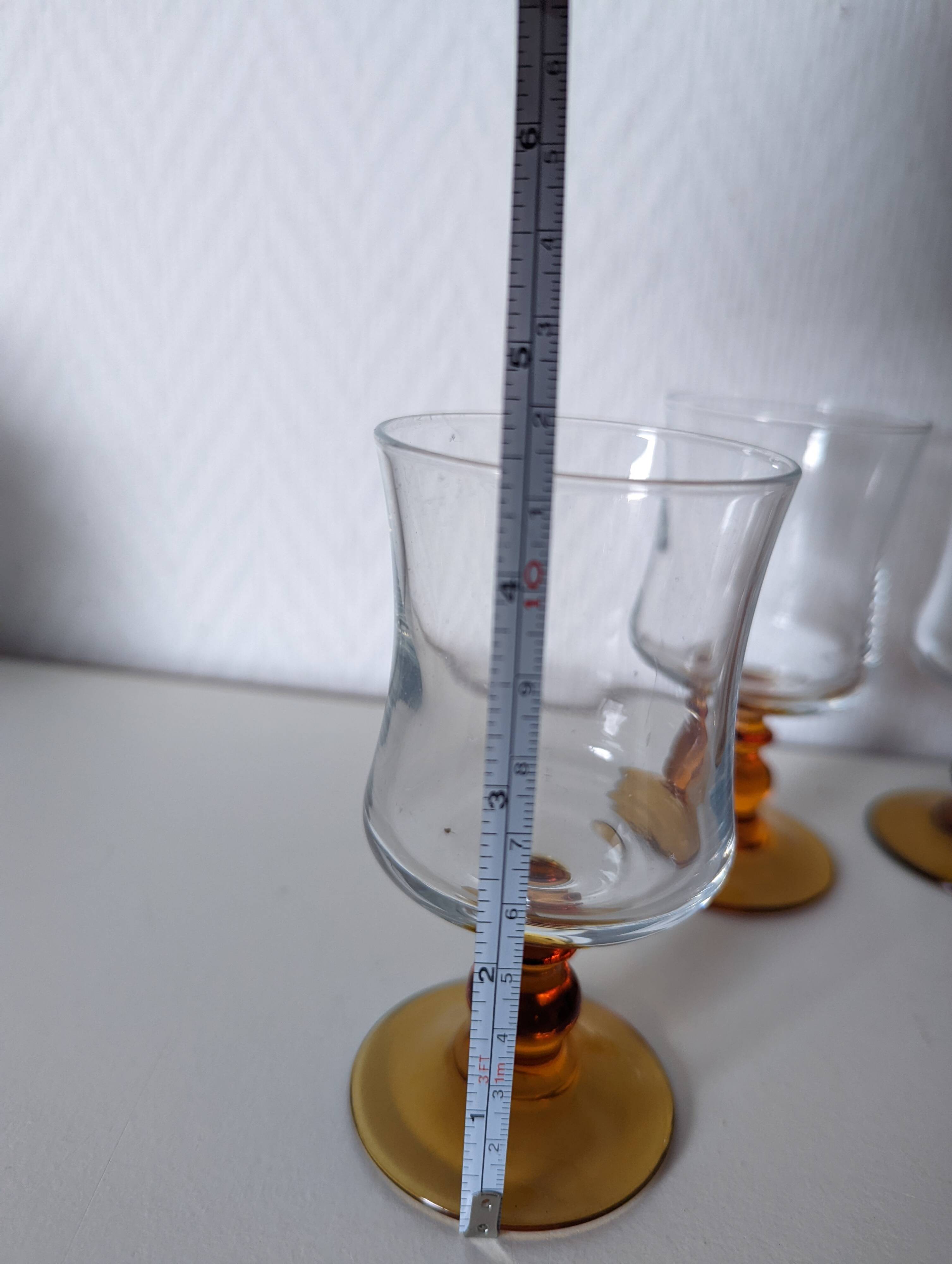 verre à pied , eau ou vin , pied jaune