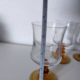 verre à pied , eau ou vin , pied jaune