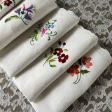 7 serviettes de table anciennes et brodées