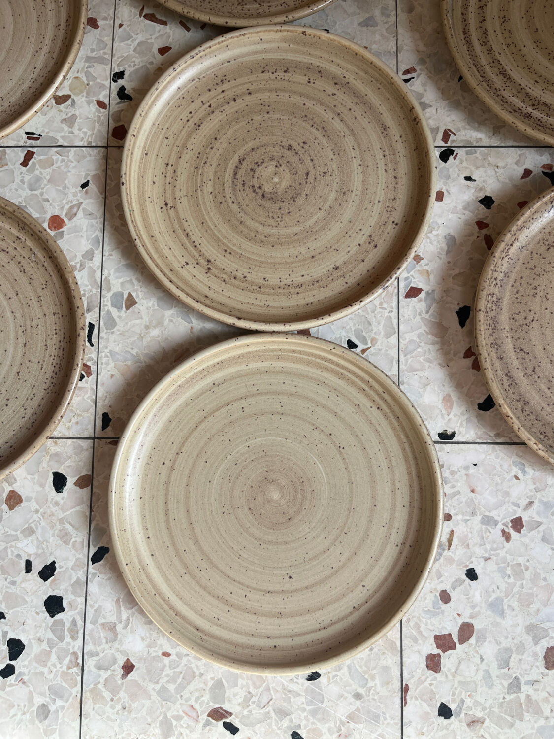 7 dessert plates in stoneware