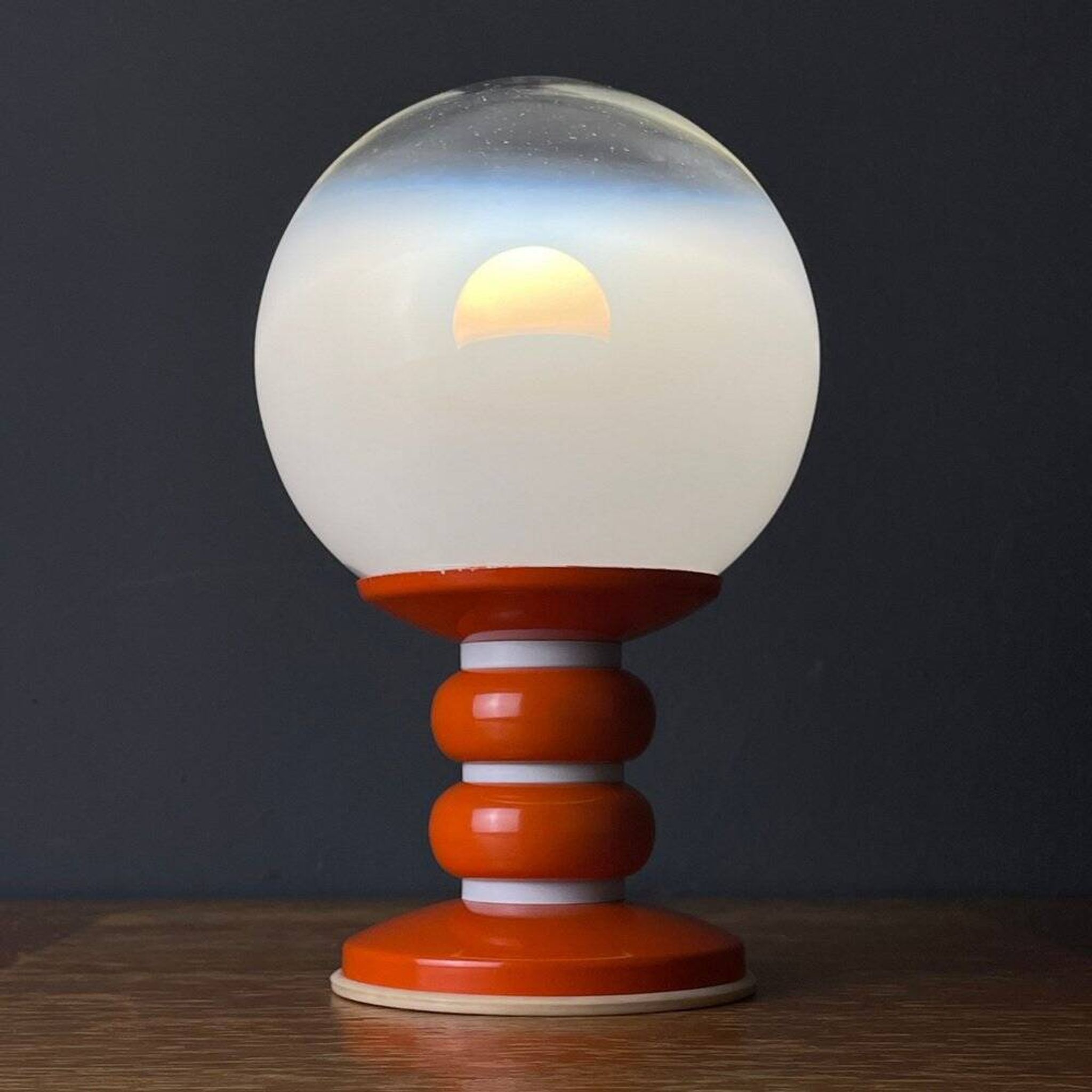 Lampe de table en verre opalin blanc, Italie, années 1970
