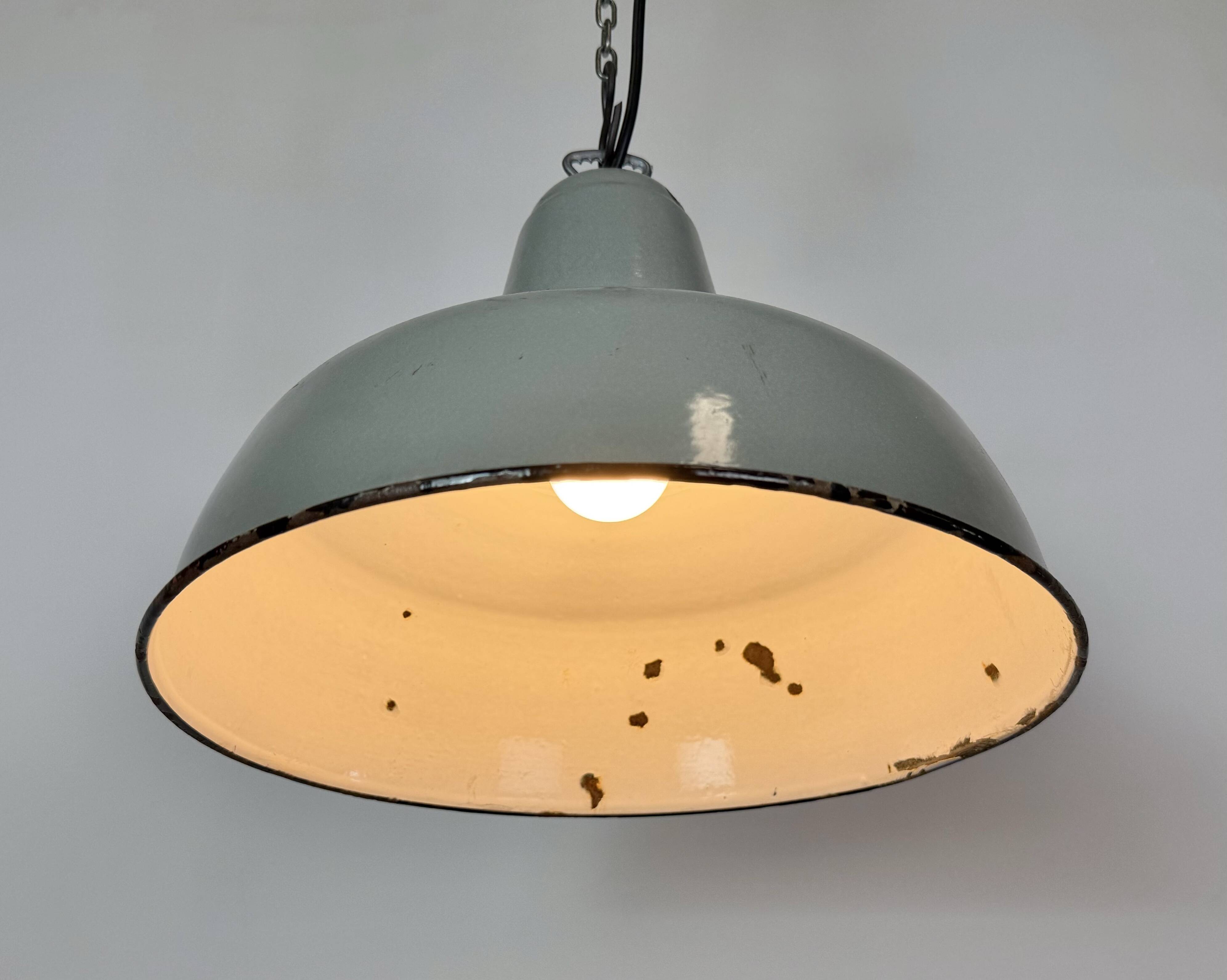 Lampe suspendue en émail gris industriel, années 1960