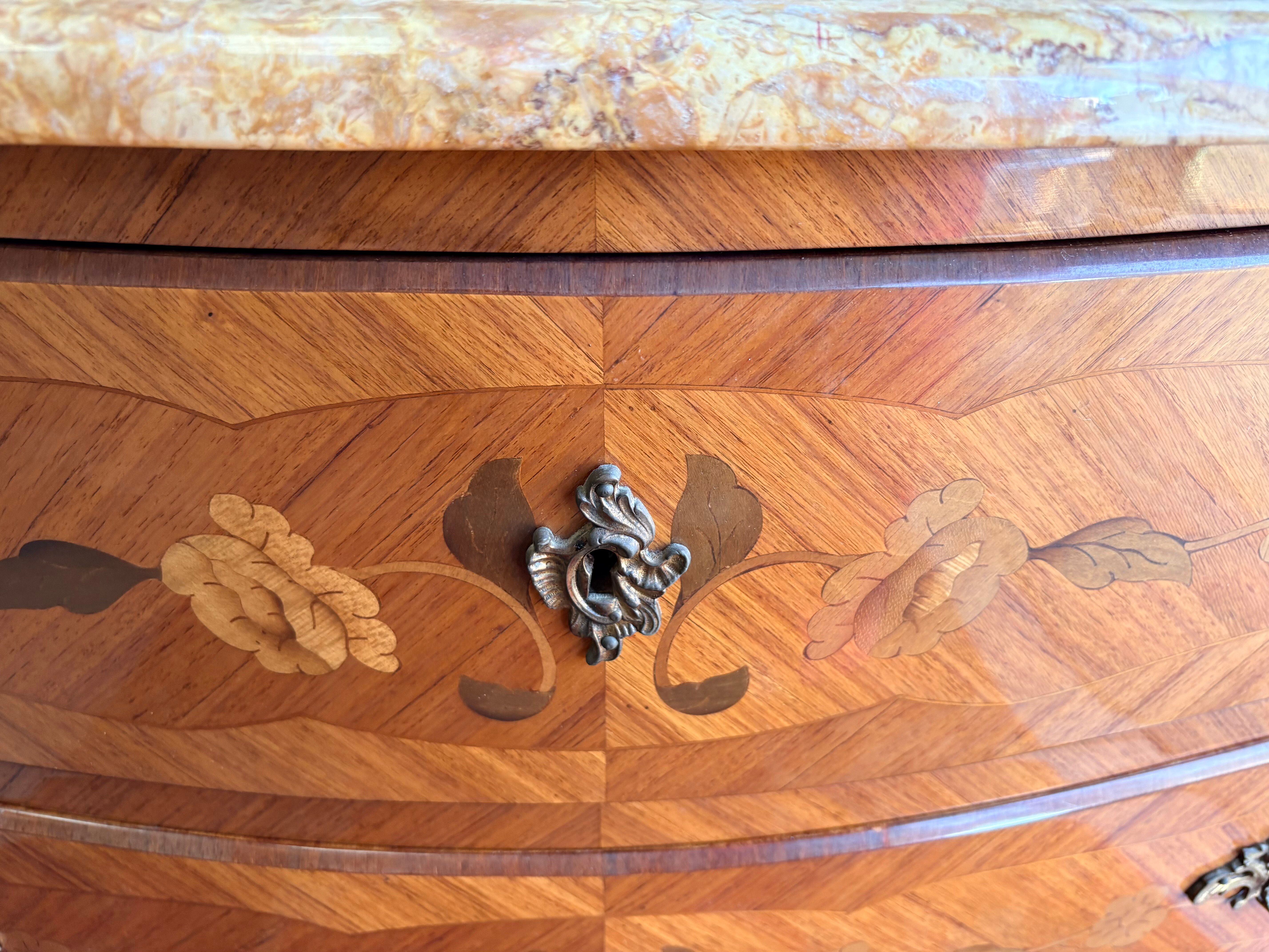 Commode galbée en marqueterie de style Louis XV, signée Marquant