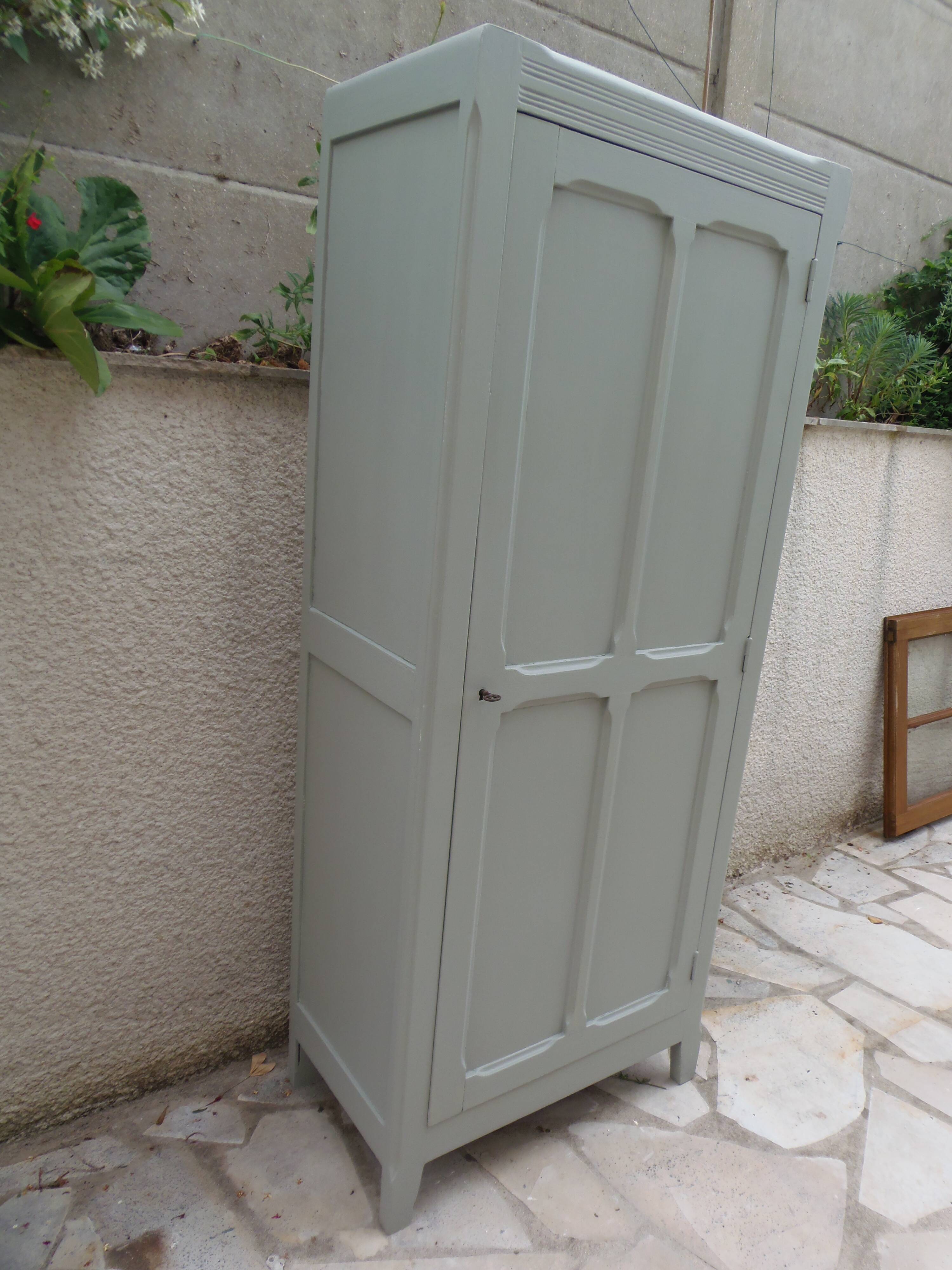 Armoire parisienne vintage réenchantée en vert de gris.