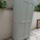 Armoire parisienne vintage réenchantée en vert de gris.