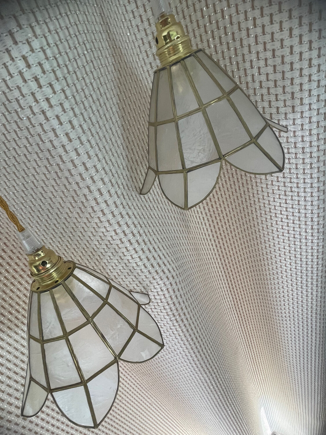 2 portable lamps with flower-shaped lampshades in mother-of-pearl and brass.