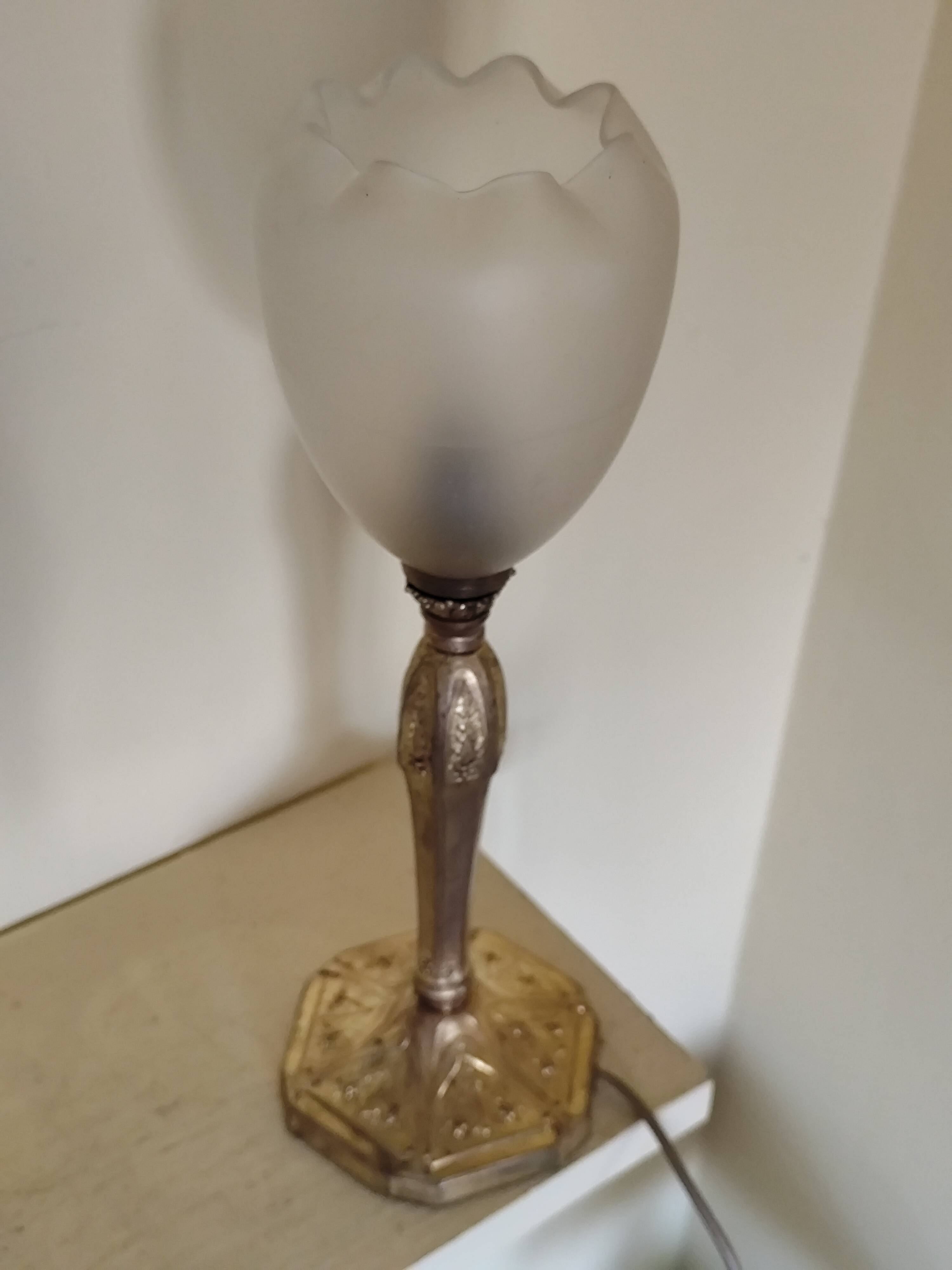 Lamp with a 19th-century chiseled bronze base and antique glass shade