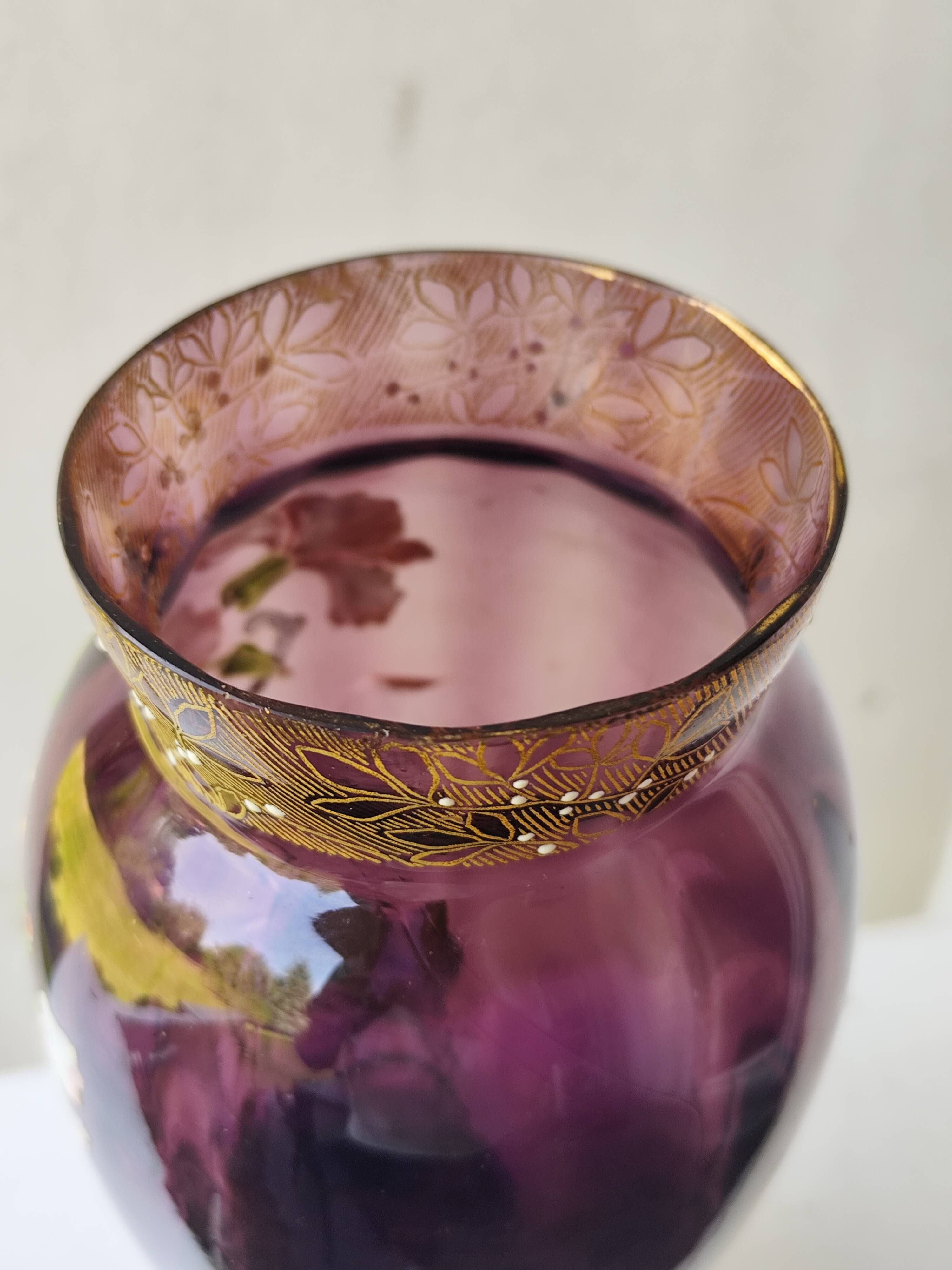 Vase en verre violet émaillé fleurs legras