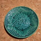 Assiette en barbotine verte estampillée GIEN
