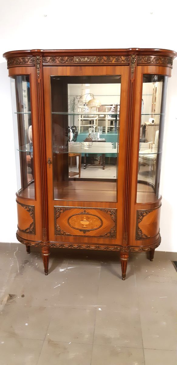 Showcase Louis XVI style, twentieth realization, signed cabinetmaking JP Ehalt of very good quality.