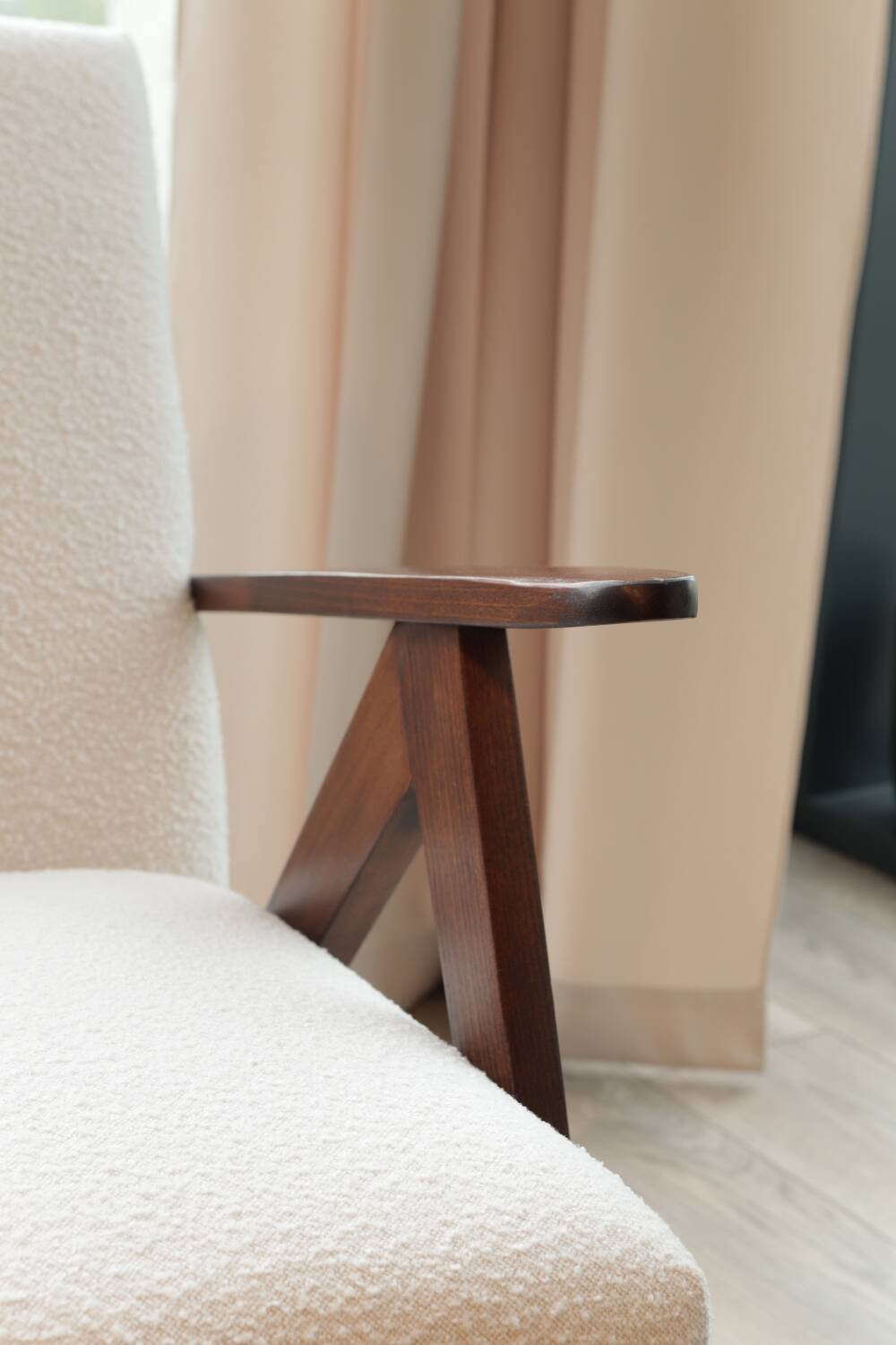 Fauteuil en tissu bouclette blanc et bois, milieu XXème