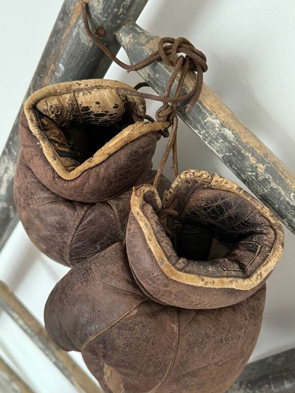 Ancienne paire de gants de boxe en cuir