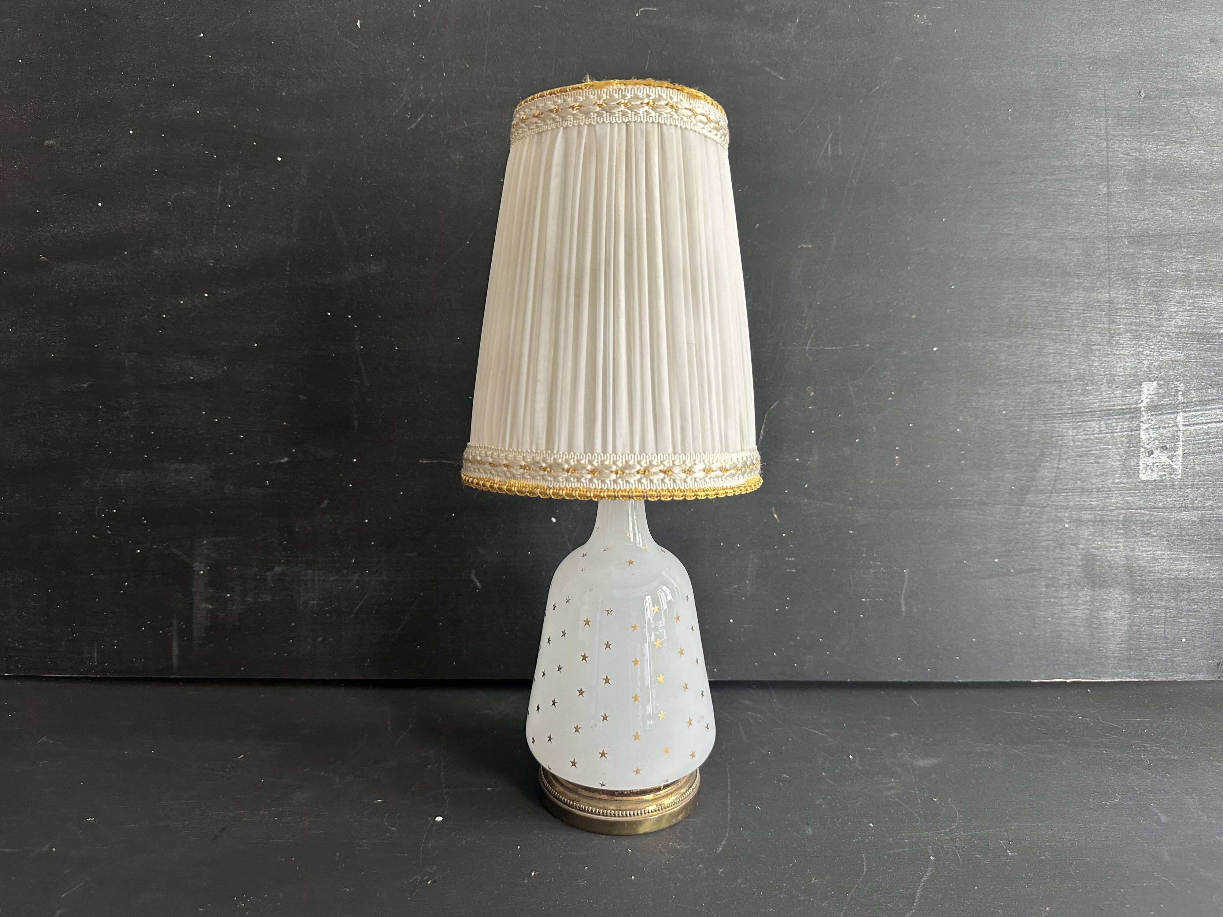 Lampe Napoléon III en opaline blanche aux étoiles dorées