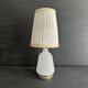 Lampe Napoléon III en opaline blanche aux étoiles dorées
