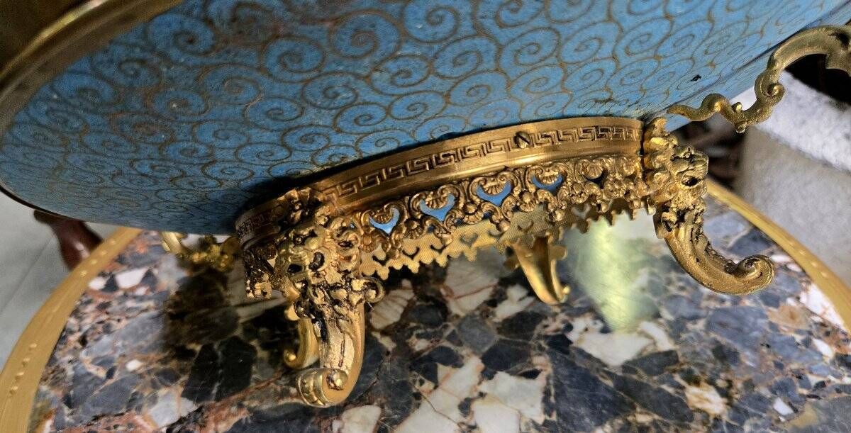 Asia 19th century: partitioned cup on a gilded bronze base