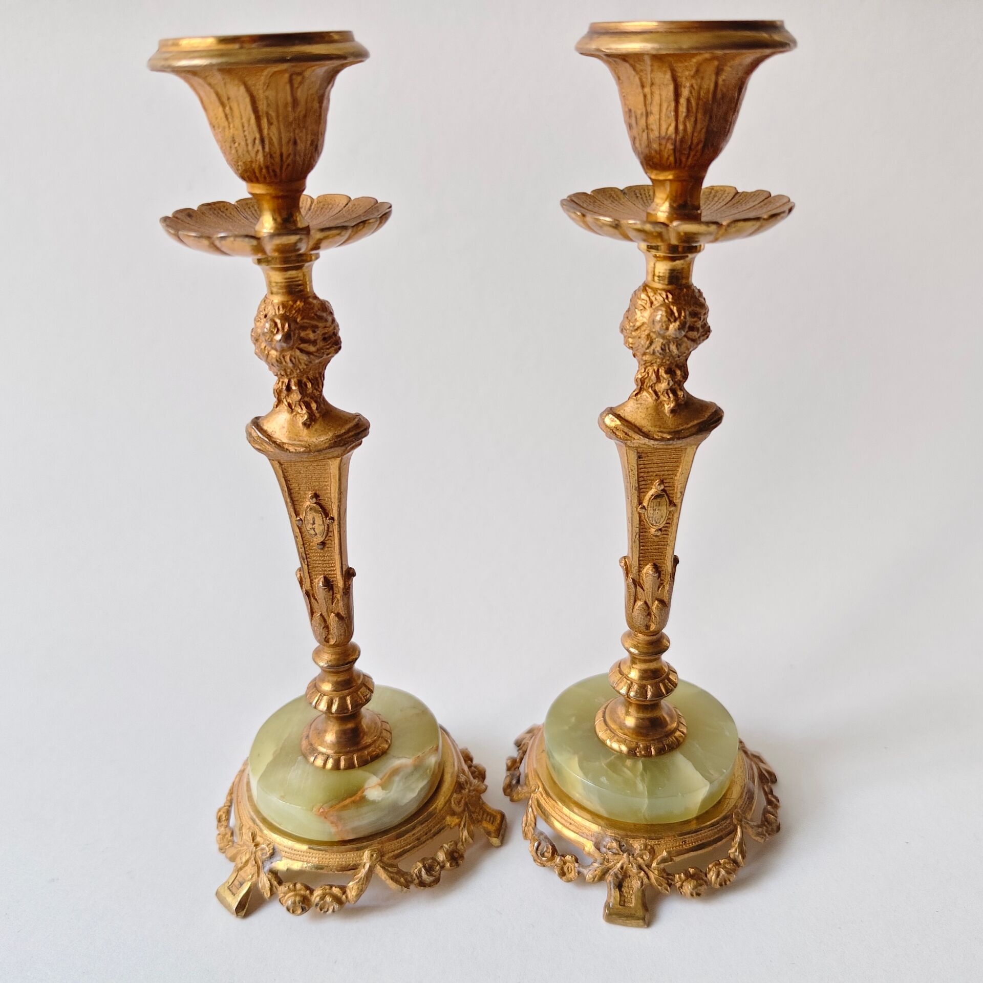 Pair of neoclassical candle holders in gilded bronze and green onyx, bust of
