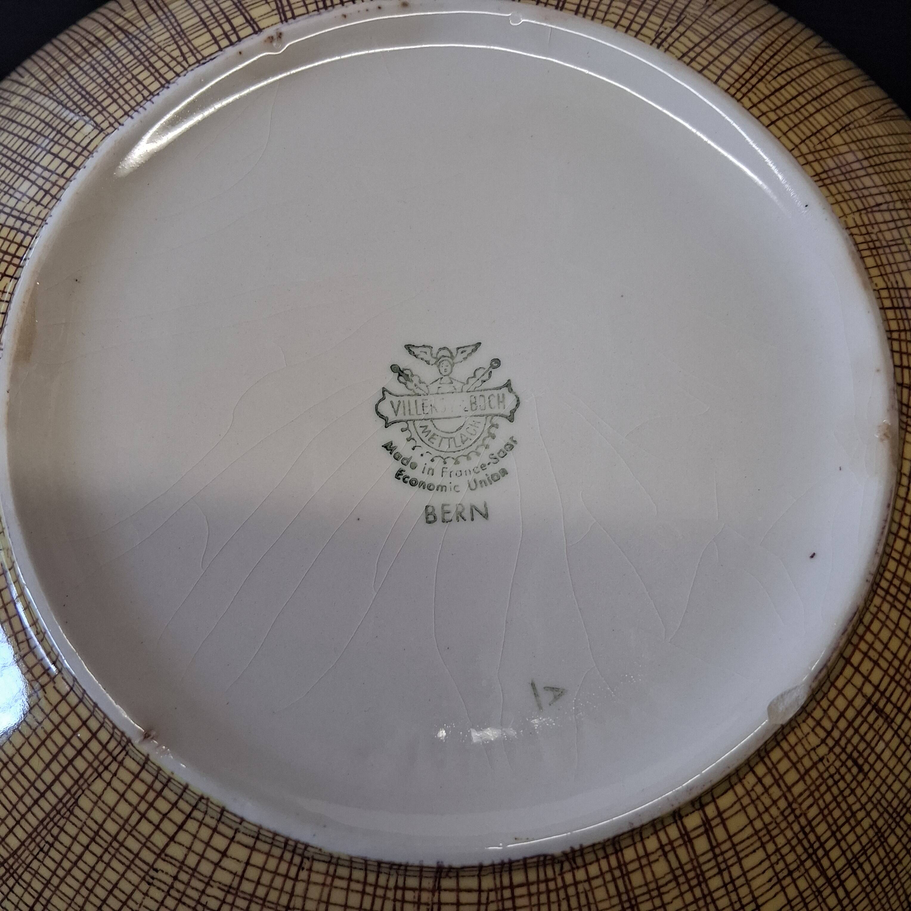 Very beautiful old soup tureen from Villeroy & Boch in very good condition.