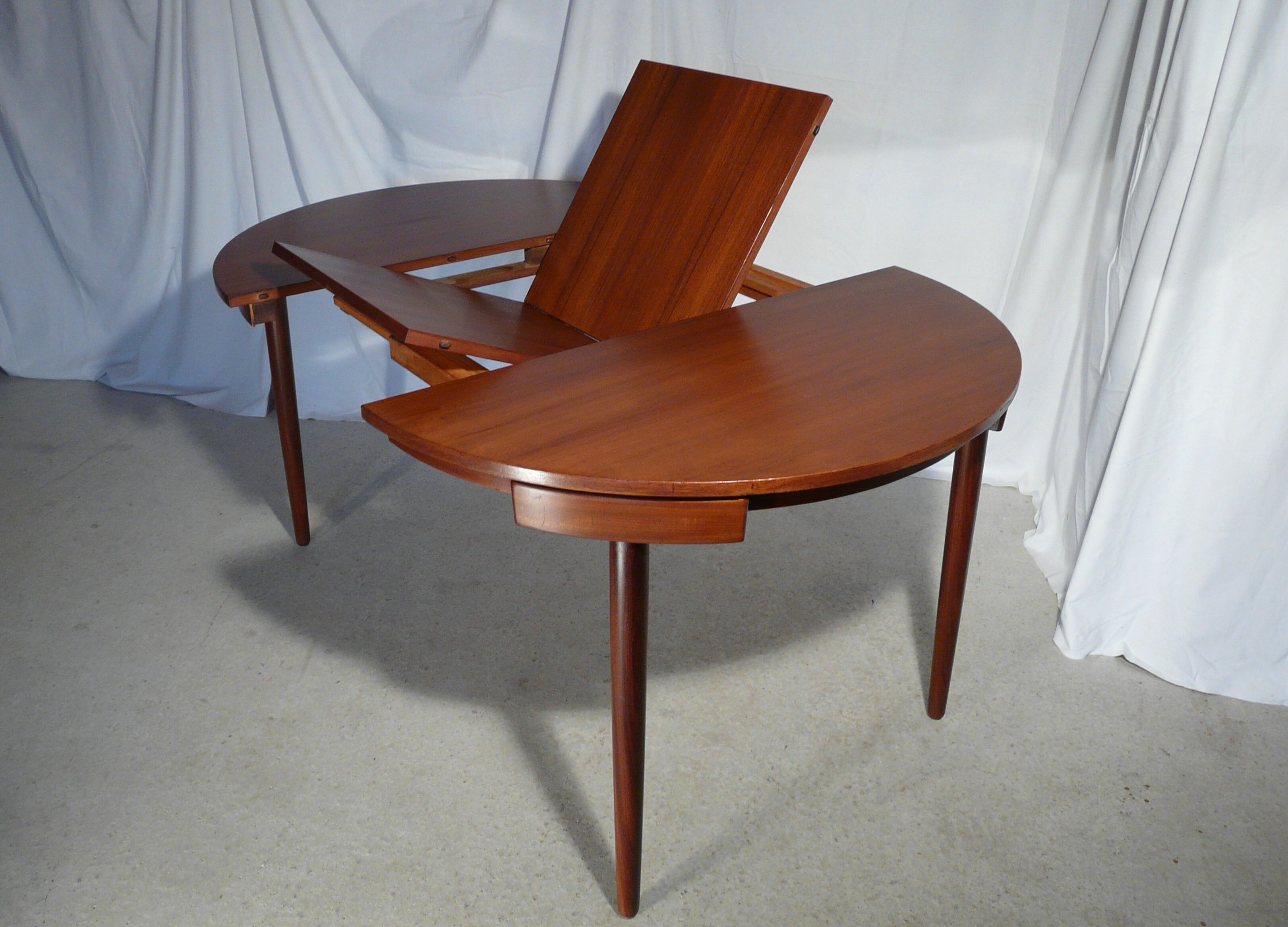 Scandinavian extendable round table Hans Olsen