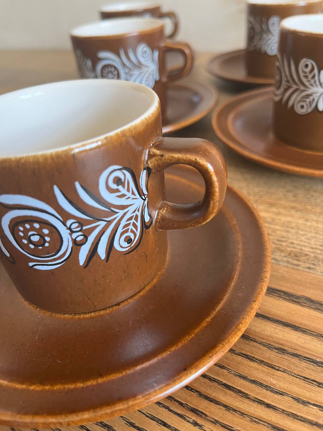Vintage coffee service in brown stoneware from the 1970s.
