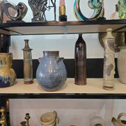 Vase en grès émaillé bleu – Forme pansue à anses – Travail artisanal