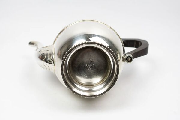 Cafetière en métal argenté Ercuis — décor de frises de perles, anse ébène