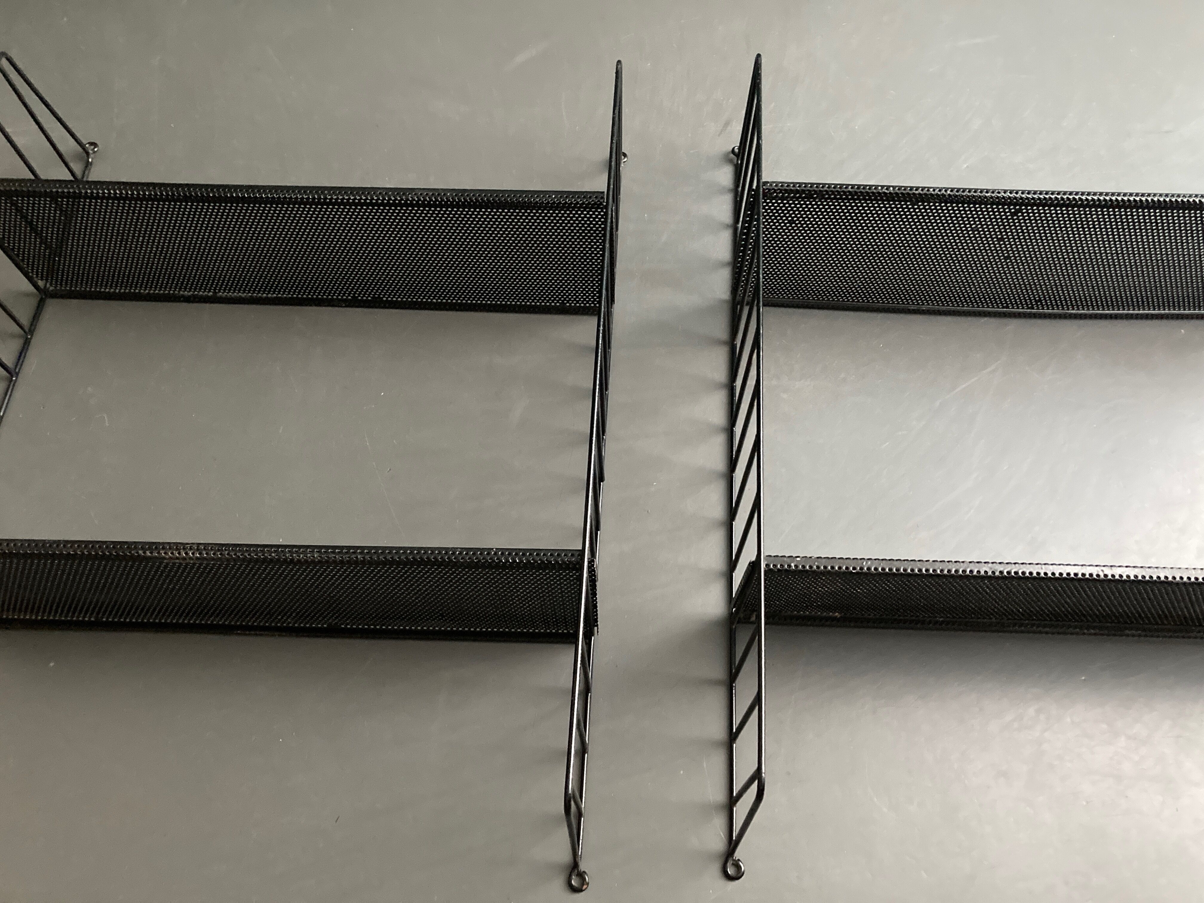 Paire d'étagères String de Nisse Strinning en métal perforé 1970 Sweden